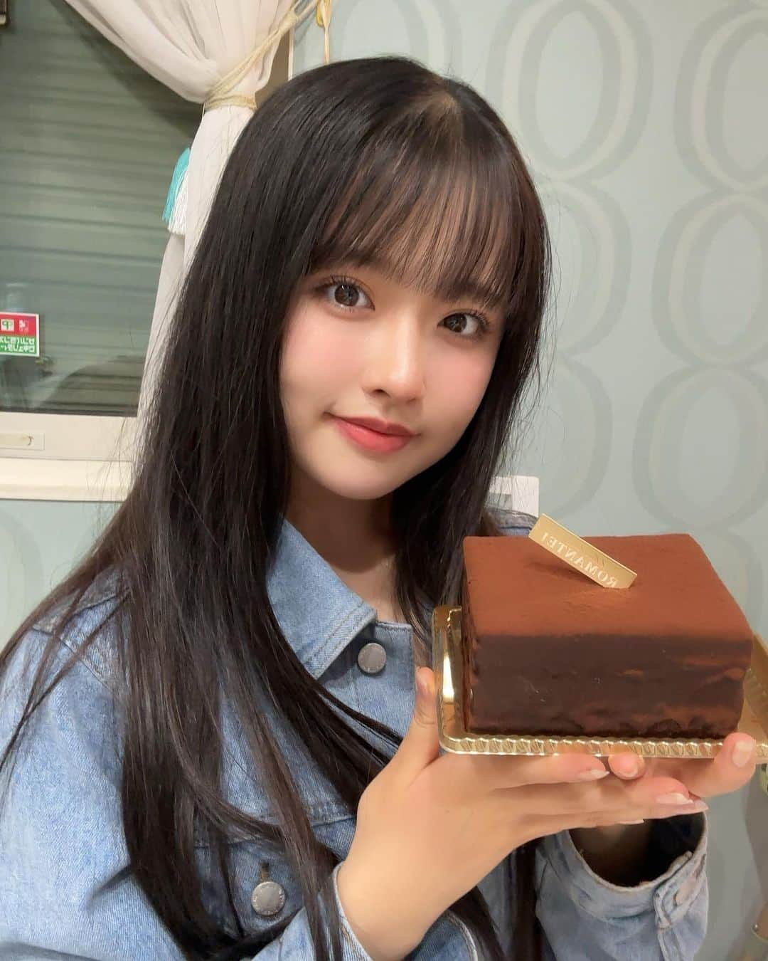 りりのインスタグラム：「チョコケーキ🩷🍫🩷 最近食べ物ばっかり😚😩😩🩷  #jmix #ジェイミックス #model #モデル #jk2 #sjk #大分 #りり」