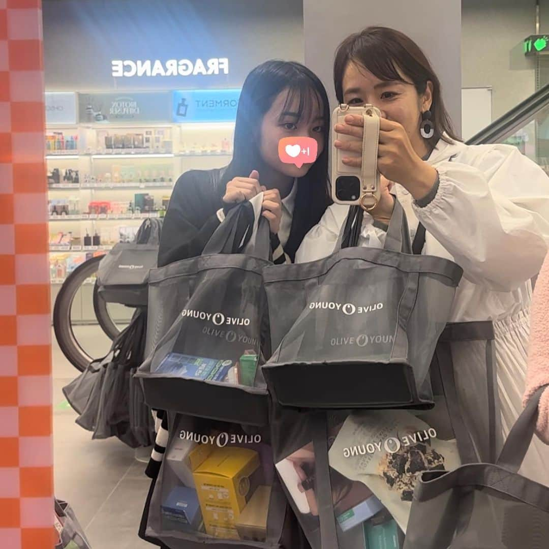 福吉 彩子さんのインスタグラム写真 - (福吉 彩子Instagram)「働くかあさんの旅するコーデ アニョハセヨ〜🇰🇷先日、3世代女子旅でソウルに行ってきました！！日本と同様に韓国も暖かい日が続いていたので、まだかさばるアウターいらず。 @honeymihoney_official のブルゾンがちょうどよかった〜 とにかく軽いから着ていて疲れないし、フードでにわか雨をしのげるのも旅先アウターにぴったり。 ふんわりプリーツ部分が気になるお腹周りをカバーするデザインなのもよき🤍 outer #honeymihoney pants #lululemon bag #maisonmargiela   ☆☆☆☆ 学校終わりで夜のフライト、ソウルに着いたのは深夜近く。ホテルに直行し翌日は朝から活動！ まずは長女が熱望した　@oliveyoung_official でのお買い物。この後、旅の中でオリヤンは何回かいきましたが、午前中にいくのが空いていてよいと思います。 日本から調べて狙っていた商品を心ゆくまで見て、オリヤンだけでハシゴして、JCからいろいろレクチャー受けつつコスメのお買い物、あぁ、楽しい😊 明洞エリアは以前行ったときのまんまの活気で、改めてアフターコロナを感じました。 #stylenanda の店舗も変わらずあったし(5年前にも行ったのが最後の写真)アクセサリー屋さんがパワーアップし、増えていたのも印象的。 東大門エリアではたくさんピアスを買って、またマスクも買い足して。場所によって同じモノでも違うセールをやっているんだね(同じオリヤンであっても、場所によってセール内容や価格が変わる！？) 今回の旅は買い物前提だったから、荷物を置きにすぐ帰れるようにホテルは @moxyseoulmyeongdong にしました。部屋はあまり広くはないけど、ベッドはしっかり広くてよかったです😊  #ワーママ #ワーママコーデ #働くかあさん  #アラフォーファッション #旅コーデ　#韓国旅行　#オリーブヤング  #koreatrip」11月14日 21時12分 - fuku44aya