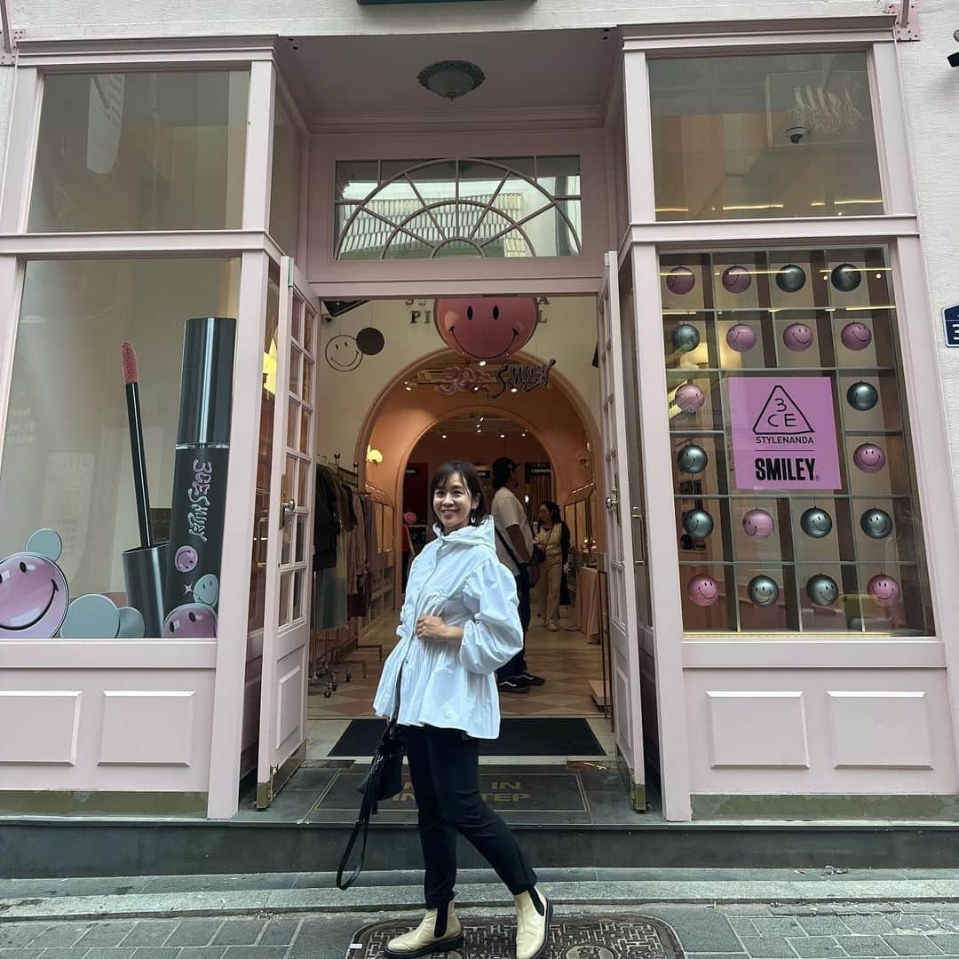 福吉 彩子さんのインスタグラム写真 - (福吉 彩子Instagram)「働くかあさんの旅するコーデ アニョハセヨ〜🇰🇷先日、3世代女子旅でソウルに行ってきました！！日本と同様に韓国も暖かい日が続いていたので、まだかさばるアウターいらず。 @honeymihoney_official のブルゾンがちょうどよかった〜 とにかく軽いから着ていて疲れないし、フードでにわか雨をしのげるのも旅先アウターにぴったり。 ふんわりプリーツ部分が気になるお腹周りをカバーするデザインなのもよき🤍 outer #honeymihoney pants #lululemon bag #maisonmargiela   ☆☆☆☆ 学校終わりで夜のフライト、ソウルに着いたのは深夜近く。ホテルに直行し翌日は朝から活動！ まずは長女が熱望した　@oliveyoung_official でのお買い物。この後、旅の中でオリヤンは何回かいきましたが、午前中にいくのが空いていてよいと思います。 日本から調べて狙っていた商品を心ゆくまで見て、オリヤンだけでハシゴして、JCからいろいろレクチャー受けつつコスメのお買い物、あぁ、楽しい😊 明洞エリアは以前行ったときのまんまの活気で、改めてアフターコロナを感じました。 #stylenanda の店舗も変わらずあったし(5年前にも行ったのが最後の写真)アクセサリー屋さんがパワーアップし、増えていたのも印象的。 東大門エリアではたくさんピアスを買って、またマスクも買い足して。場所によって同じモノでも違うセールをやっているんだね(同じオリヤンであっても、場所によってセール内容や価格が変わる！？) 今回の旅は買い物前提だったから、荷物を置きにすぐ帰れるようにホテルは @moxyseoulmyeongdong にしました。部屋はあまり広くはないけど、ベッドはしっかり広くてよかったです😊  #ワーママ #ワーママコーデ #働くかあさん  #アラフォーファッション #旅コーデ　#韓国旅行　#オリーブヤング  #koreatrip」11月14日 21時12分 - fuku44aya