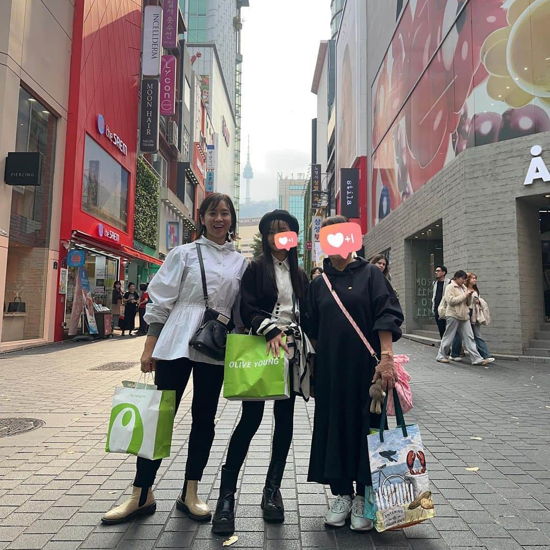 福吉 彩子さんのインスタグラム写真 - (福吉 彩子Instagram)「働くかあさんの旅するコーデ アニョハセヨ〜🇰🇷先日、3世代女子旅でソウルに行ってきました！！日本と同様に韓国も暖かい日が続いていたので、まだかさばるアウターいらず。 @honeymihoney_official のブルゾンがちょうどよかった〜 とにかく軽いから着ていて疲れないし、フードでにわか雨をしのげるのも旅先アウターにぴったり。 ふんわりプリーツ部分が気になるお腹周りをカバーするデザインなのもよき🤍 outer #honeymihoney pants #lululemon bag #maisonmargiela   ☆☆☆☆ 学校終わりで夜のフライト、ソウルに着いたのは深夜近く。ホテルに直行し翌日は朝から活動！ まずは長女が熱望した　@oliveyoung_official でのお買い物。この後、旅の中でオリヤンは何回かいきましたが、午前中にいくのが空いていてよいと思います。 日本から調べて狙っていた商品を心ゆくまで見て、オリヤンだけでハシゴして、JCからいろいろレクチャー受けつつコスメのお買い物、あぁ、楽しい😊 明洞エリアは以前行ったときのまんまの活気で、改めてアフターコロナを感じました。 #stylenanda の店舗も変わらずあったし(5年前にも行ったのが最後の写真)アクセサリー屋さんがパワーアップし、増えていたのも印象的。 東大門エリアではたくさんピアスを買って、またマスクも買い足して。場所によって同じモノでも違うセールをやっているんだね(同じオリヤンであっても、場所によってセール内容や価格が変わる！？) 今回の旅は買い物前提だったから、荷物を置きにすぐ帰れるようにホテルは @moxyseoulmyeongdong にしました。部屋はあまり広くはないけど、ベッドはしっかり広くてよかったです😊  #ワーママ #ワーママコーデ #働くかあさん  #アラフォーファッション #旅コーデ　#韓国旅行　#オリーブヤング  #koreatrip」11月14日 21時12分 - fuku44aya