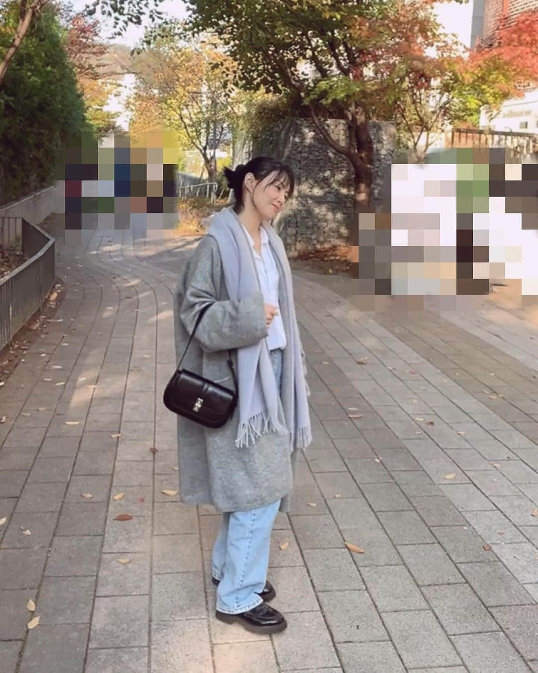 ミリョのインスタグラム：「마지막 가을을 느껴 보는중 키키🍂  캐쥬얼이나 정장 등 여러 스타일에 잘 어울릴 예쁘고 고급스런 디자인의 백! #엠제이드 #mjade_korea 기본 클래식 스타일! 동물 보호를 위해 고품질 비건 레더까지 쓰는데 가격은 또 합리적이다☺️  #Gift 해 주셔서 너무 감사해요!😊  마침 이런 디자인의 백 필요하던 차였는데ㅎㅎ 앞으로 무진장 잘 쓸 것 같아요🖤🤎」