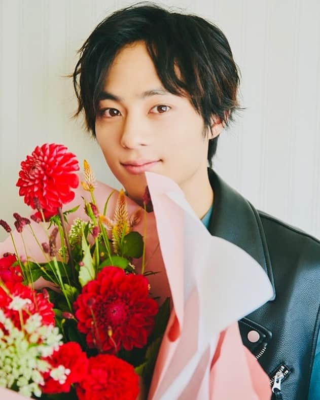 永田崇人のインスタグラム：「ハナノヒさんに取材していただきました。前回はバンズビジットの時に取材していただき。その時も、今回も自分をイメージして花束をご用意下さいました。とても素敵なのです。お花がより好きになりました。僕の誕生花は何でしょう？？」