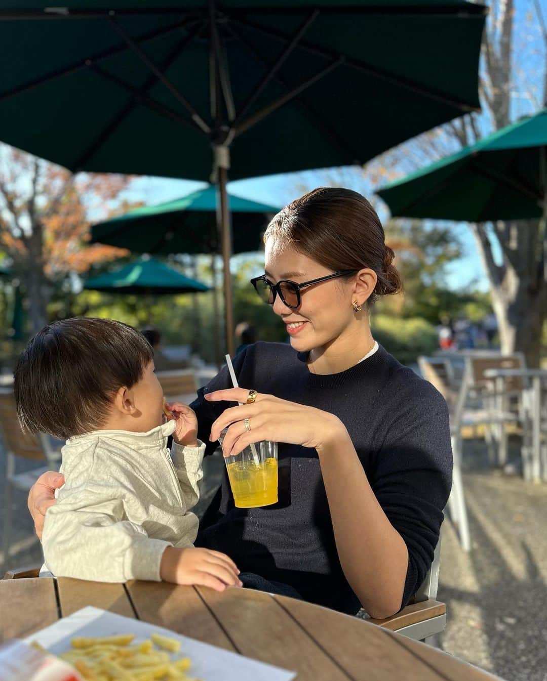 王子咲希(saki ouji)のインスタグラム：「.  秋晴れだった日に今年初ニット🍂 外が気持ちよかったからテラスで休憩タイム🥤 次から次へと食べさせてくれる🍟  #code#ootd #男の子ママ #女の子ママ#ママコーデ #ママライフ #2歳男の子  #2歳差育児」