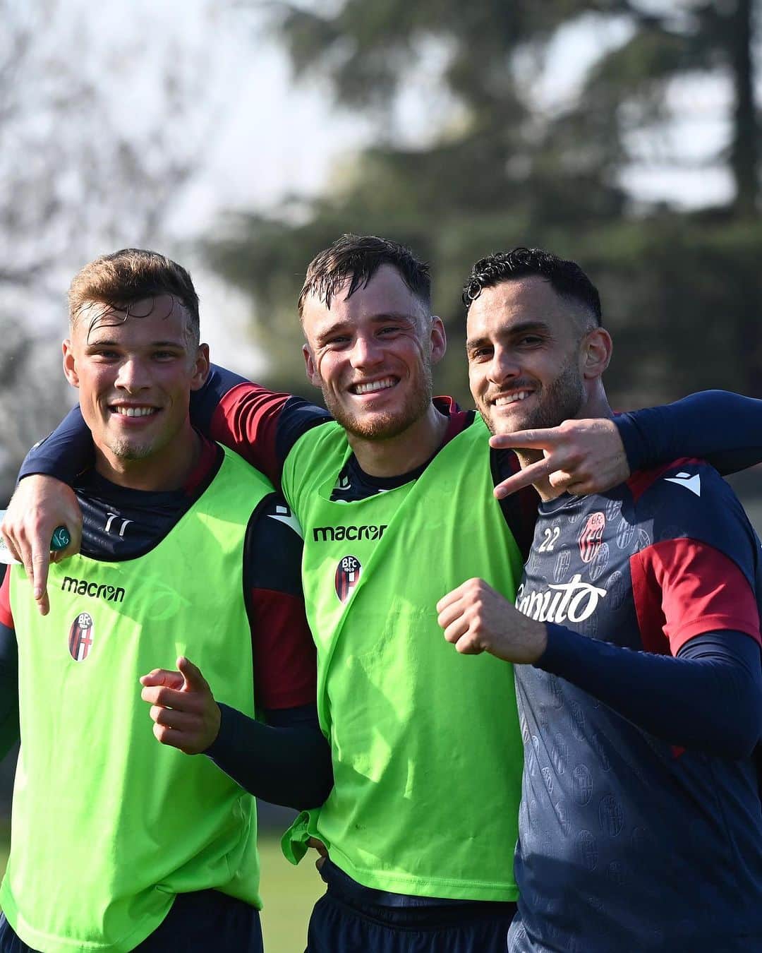 ボローニャFCのインスタグラム：「Keep pushing 💪🔴🔵  #ForzaBFC #WeAreOne」