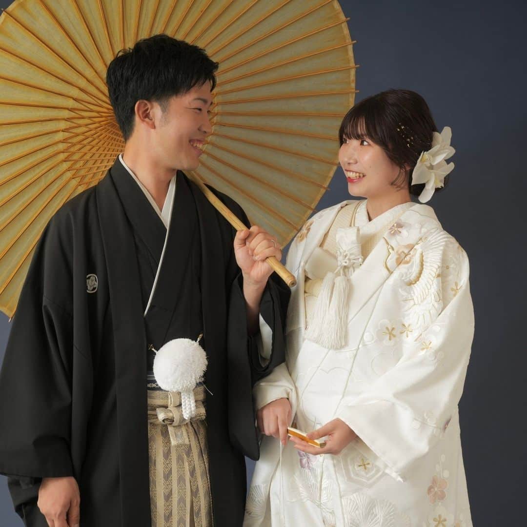 CLAIREのインスタグラム：「お得なキャンペーンご紹介💍  ＼ドレスも和装も選び放題♪ロケ付きプラン🕊／  ▼期間▼ 2023年10月30日(月)〜2023年11月30日(木)  ロケーション撮影は 紅葉シーズンでもある今の時期にピッタリ！🍂 またスタジオとロケーションで雰囲気を変えて撮影できるのもおすすめポイントです！📷  対象プランが最大60％OFFのお得なキャンペーンは今だけ！ お早めにお近くの店舗まで！💨 ―——————————————— 『CLAIRE(クレール)』は、 現在、全国21店舗展開中のブライダルスタジオです💐  一生に一度の記念としてぴったりな さまざまなプランやロケーションスポットもご用意しております✨  ୨୧ 情報は公式HPへ ୨୧ こちらのプロフィール先のリンクからご覧いただけます♪ @clairebridalstudio  Come experience a romantic elopement at Claire Photo Studio! Please contact us via DM 🙂 ―——————————————— #クレールブライダルスタジオ #フォトウェディング #結婚式準備 #プレ花嫁 #卒花嫁 #和装ヘア #和装前撮り #前撮り #写真で結婚式 #白無垢 #着物 #ウェディングドレス #結婚写真 #結婚準備 #日本中のプレ花嫁さんと繋がりたい #ウエディングフォト #フォトウエディング #2023秋婚 #2023冬婚 #clairephotostudio #weddingphotography #weddingphotographystudio #elopementphotography #engagementphotos #japanwedding #japanelopement #weddinginjapan」