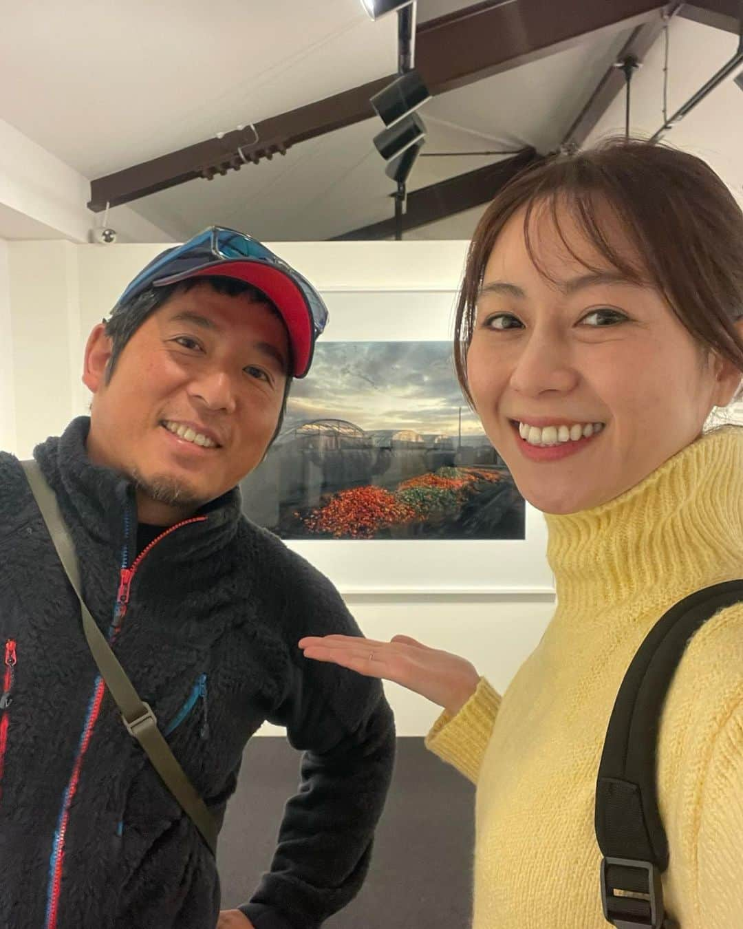 小坂温子さんのインスタグラム写真 - (小坂温子Instagram)「久しぶりに会えた公文さん。 写真展に行ってきました😌 星野リゾート🏝️青森屋の撮影の時に、撮ってくださってたカメラマンさん。 いつもパワフルで生命力のある写真と存在。 心にグッと染みる写真をみせてくれてて、生かされている奥深さを教えてくださいます。 普段目に見えないけどすごく大切なこと。 その瞬間がなければ、今の私もない。  みれてよかった😌✨ パワーもらいました。  #ありがとうございます  #ふげん社 #写真展  #公文健太郎  #地の肖像  #生命力  #生きていくこと」11月14日 21時16分 - kosaka_atsuko