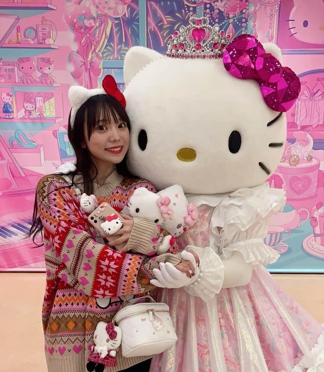 澤田美晴のインスタグラム：「みんな見て見て見て見て！！！！！！！ 可愛いすぎるキティさま👸🏼🩷🩷🩷  好きすぎて胸が苦しい...🥹🩷🩷🩷 かわいすぎる！プリンセス〜っ👸🏼🩷  キティちゃんお誕生日おめでとう！ わたしの人生をキラキラにしてくれてありがとう！大好き！ って伝えたらキティちゃんから手を広げてぎゅ〜ってしてくれた🎀🩷  小さな頃からピューロに通ってきて 成長したからキティちゃんはわたしの永遠の憧れ🩷⭐︎  これからもずーっと大好き！🩷⭐︎  #キティちゃん」
