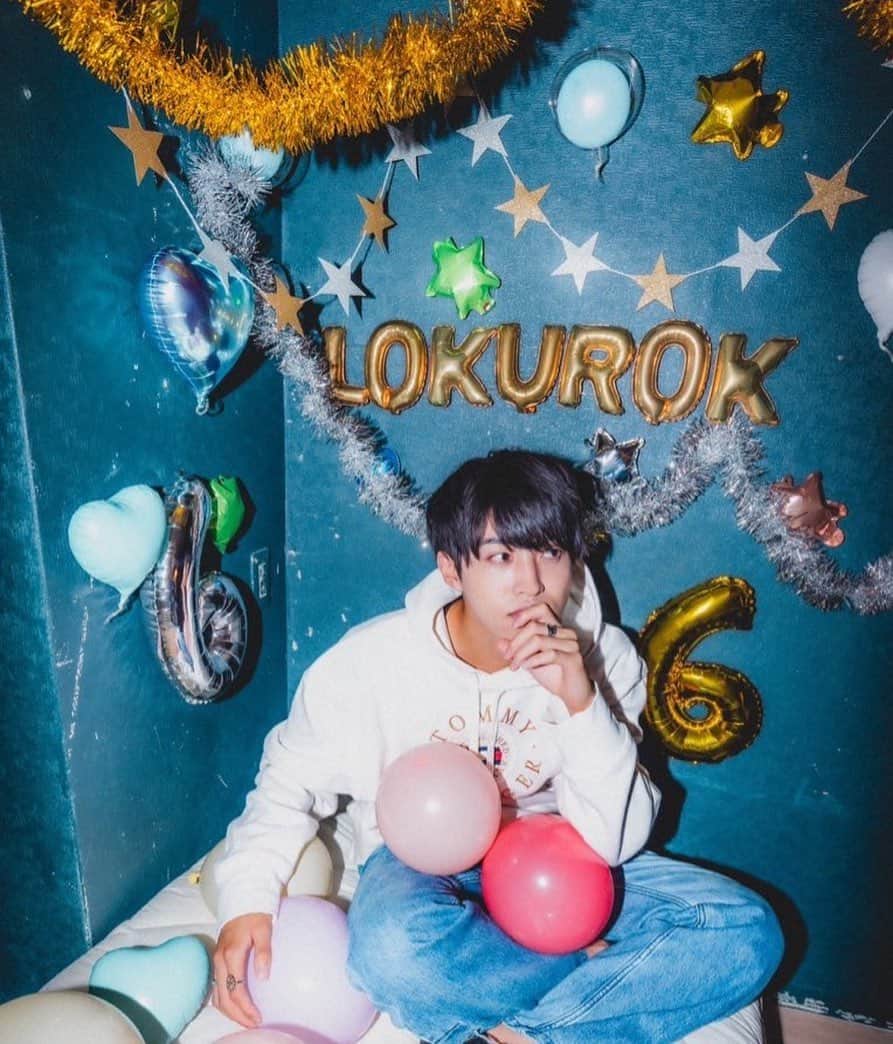 川崎槙吾のインスタグラム：「LokuRokが3周年を迎えました。  大学時代に遊びの延長でスタートしたこの活動が、たくさんの人に愛されていることが僕にとって一番の誇りです。  また来年もみんなで笑顔で迎えられますように。  #ロクロク3周年 #lokurok」