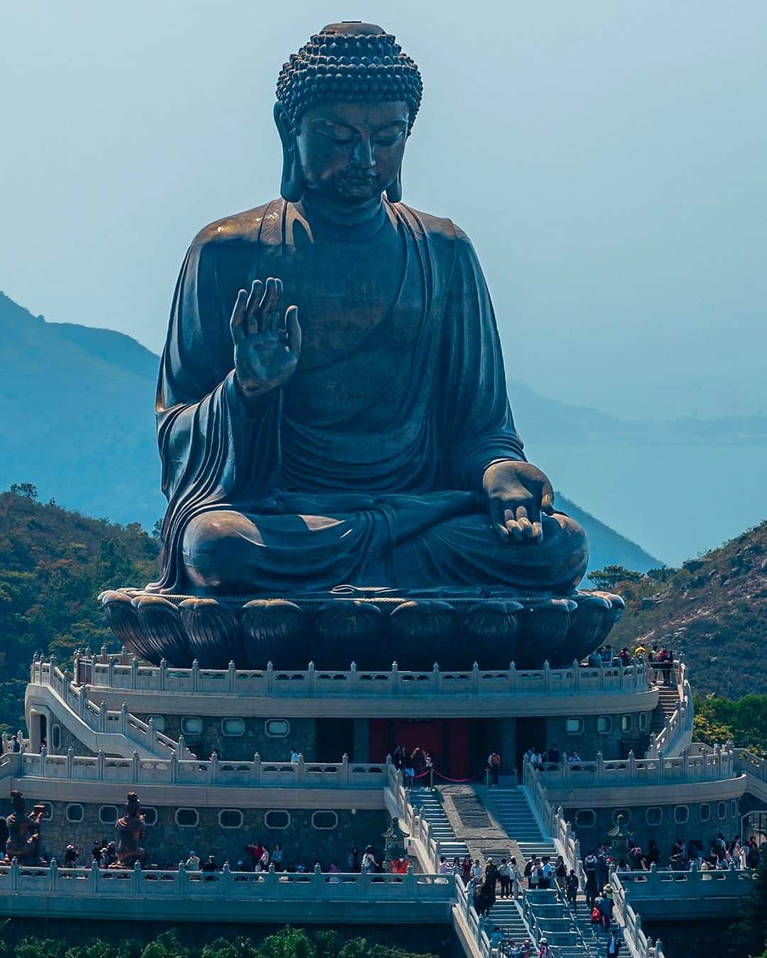 キャセイパシフィック航空さんのインスタグラム写真 - (キャセイパシフィック航空Instagram)「The majestic Big Buddha, also known as the Tian Tan Buddha, is one of the largest bronze-made sitting Buddhas in the world. From atop the Lantau Island, the statue overlooks the rolling hills and the glittering South China Sea 🌊.  For the non-hikers, take a bus or ride the Ngong Ping 360 cable car 🚡 to save your fresh legs for the final 268 steps leading up to one of the biggest sitting Buddha statues ever built 👣. And remember to visit the Po Lin Monastery to complete your pilgrimage experience!  #cathaypacific #MoveBeyond  莊嚴宏偉的天壇大佛坐落於大嶼山山頂，為全球最高的青銅坐佛之一。大佛俯瞰連綿起伏的群峰和波光粼粼的南中國海 🌊。  除了遠足外，你可以乘搭巴士或昂坪360纜車 🚡 直達昂坪市集，再登上268級台階參觀天壇大佛。別忘了到鄰近的寶蓮禪寺參拜，圓滿你的旅程！  #國泰航空 #志在飛躍  📸 @takuya_hk, @knchengphotography」11月14日 21時20分 - cathaypacific
