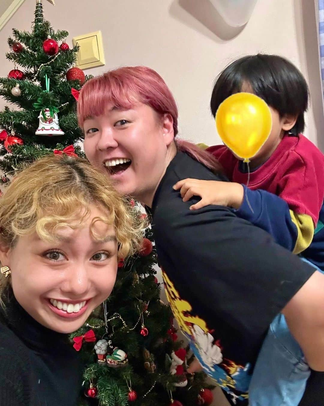 ぺえさんのインスタグラム写真 - (ぺえInstagram)「ぺこから連絡がきた 『クリスマスツリー出したいねんけど でかいから助けてほしい…』と！  毎年りゅうちぇるが大きなツリーを出してくれてたわと思い出しながら もちろん何の予定もなかった私は クリスマスツリーの装飾なんてしたことないから楽しみ！ だけど、そんな幸せな行事に私が参加していいのかしら…なんて考えながらぺこの家に向かいました  私が家に着くと早くクリスマスツリーの飾り付けをしたいぺこの息子が玄関で待ち構えてくれていた 何時間も前からぺえまだ来ない？って待っててくれたって聞いて どんな重さのクリスマスツリーでも1人で運んでやる！って気持ちになった  みんなの為に私がこのクリスマスツリーを運べる幸せと、りゅうちぇるがこの時期にこのツリーを運んでたんだな…とか色んなこと考えた  可愛いクリスマスツリーが完成して すごく優しい気持ちになった  ぺこは私に何度もありがとうって言ってくれたけど、私こそクリスマスのこんなに幸せな思い出をくれてありがとうって心から思う  本当に私の方がありがとうなのよ 素敵な思い出と頼ってくれてありがとう🎅」11月14日 21時21分 - peey