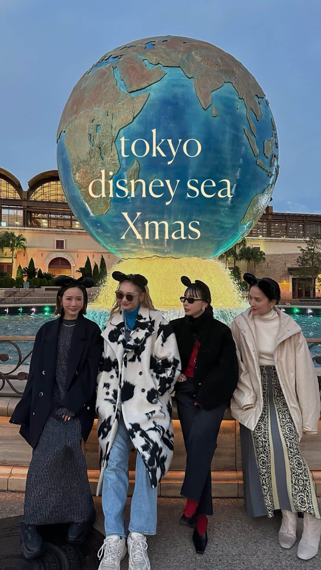 岩渕加恵のインスタグラム：「Disney sea🤍 久しぶりに５人集まれてディズニーシーへ🐭🫶🏻 一足早くクリスマスを感じできたっ🎄  もちろん、ディズニーコーデはみんなameri🤍🖤🤍  りこーは特別にソロショット！🕺欲しがるな〜笑  久々のいつめんディズニー楽しかった🤍  #いつメン #ディズニーシー #ディズニーコーデ #最後の笑い声の犯人はきっとりなちゃん♡」