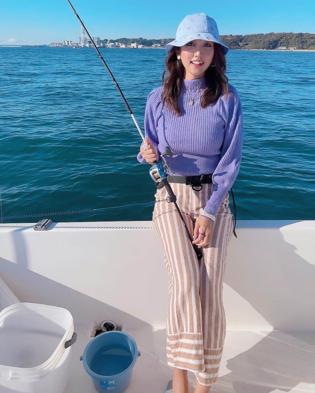 神谷麻美さんのインスタグラム写真 - (神谷麻美Instagram)「今日は#カワハギ釣り に行ってきたよ🎣👸💕🌞✨️  大潮の下げ潮のタイミングなんとか3匹ゲット❣️❣️°･🐠🐠🐠❤️✨️ #カワハギ の口可愛すぎる😘💖(*´³`*) ㄘゅ💕✨️  エサ取りの魚とかフグがいるポイントとかを釣りしながら あたりを見て考えて移動したりで、楽しかった❣️🥰🚢✨️  やっぱ自分で操船してポイント探すのって難しいけど最高に楽しいよ🥰❤️✨️ #船舶免許 取って良かった🥰❤️⚓️⛴✨️  カワハギの当たってるときの感触も楽しい🥰❤️°･🐠✨️ﾂﾝﾂﾝ( * 'ᵕ'*)σﾞ((*σ･ω･｡)σﾂﾝﾂﾝ🍀💕✨️  #釣りガール 🎣✨️ #釣り #fishing ❤️👼🏻‎✨️」11月14日 21時23分 - asamice428