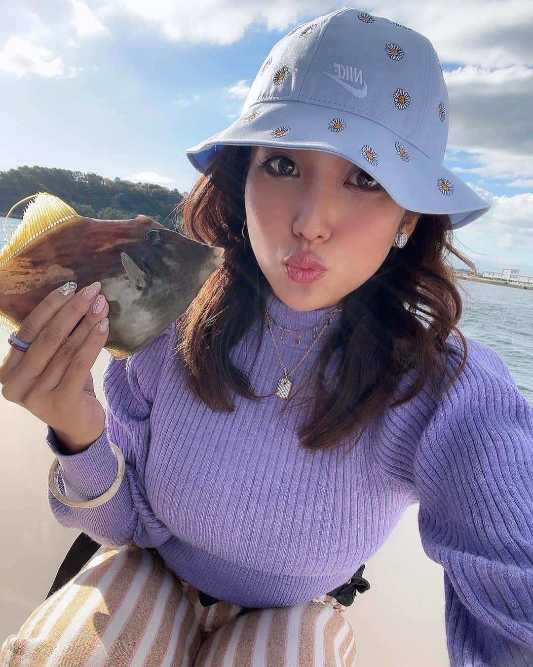 神谷麻美さんのインスタグラム写真 - (神谷麻美Instagram)「今日は#カワハギ釣り に行ってきたよ🎣👸💕🌞✨️  大潮の下げ潮のタイミングなんとか3匹ゲット❣️❣️°･🐠🐠🐠❤️✨️ #カワハギ の口可愛すぎる😘💖(*´³`*) ㄘゅ💕✨️  エサ取りの魚とかフグがいるポイントとかを釣りしながら あたりを見て考えて移動したりで、楽しかった❣️🥰🚢✨️  やっぱ自分で操船してポイント探すのって難しいけど最高に楽しいよ🥰❤️✨️ #船舶免許 取って良かった🥰❤️⚓️⛴✨️  カワハギの当たってるときの感触も楽しい🥰❤️°･🐠✨️ﾂﾝﾂﾝ( * 'ᵕ'*)σﾞ((*σ･ω･｡)σﾂﾝﾂﾝ🍀💕✨️  #釣りガール 🎣✨️ #釣り #fishing ❤️👼🏻‎✨️」11月14日 21時23分 - asamice428