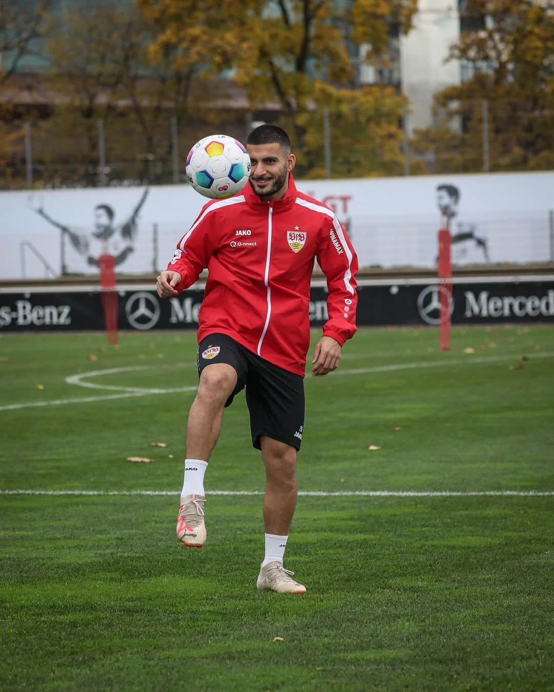 VfBシュトゥットガルトのインスタグラム：「Dienstagstraining. ☑️✌️ _ #VfB #vfbstuttgart #vfbstuttgart1893 #auscannstatt #furchtlosundtreu #VfBInsta」