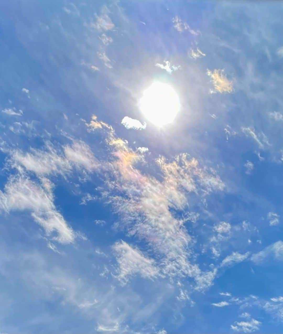 吉井明子さんのインスタグラム写真 - (吉井明子Instagram)「きのう見た彩雲☀️☁️🌈 太陽は日傘で隠して腕伸ばしてぱちり！  #彩雲 #気象予報士 #気象キャスター #weatherforecaster #기상캐스터　#氣象主播」11月14日 21時25分 - akiko_yoshii_sunny_rain