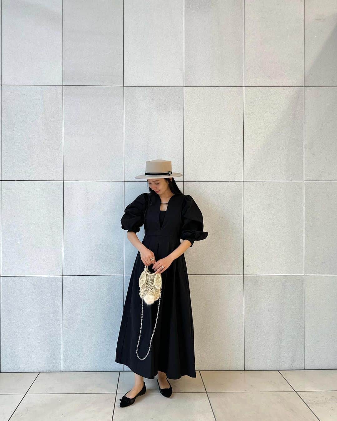 鈴木詩織のインスタグラム：「フロントのデザインがかわいいワンピ🖤 もう少し寒くなったらタートル着こんでも良さそう😉  dress / @naturalbeautybasic_official  bag / @anteprima_japan  shoes / @prettyballerinasjp  hat / @chapeaud_o  ⁡  #shiorin_styling#モノトーンコーデ」