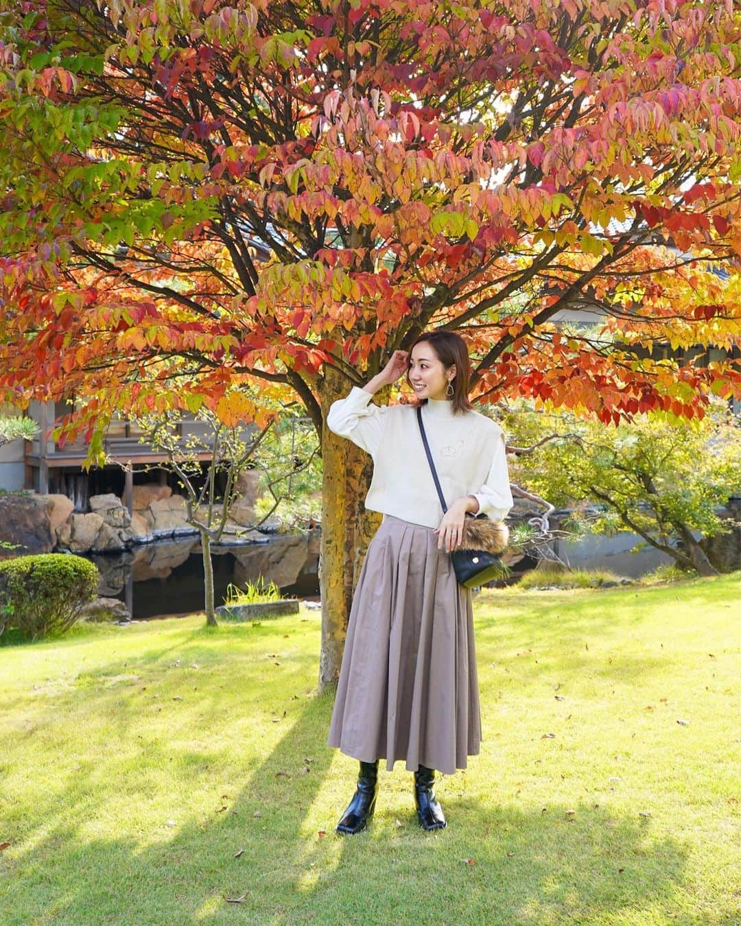 泉マリコのインスタグラム：「週末は紅葉の庭園を見ながらホテルランチ🍽🍁美味しい物を食べて綺麗な景色をゆったり見れる時間が贅沢に感じます🥰娘たちはコイキング探しに熱中🐟🔥 . この日はニットとファーで冬素材コーデ❄️ モノトーンで娘たちとリンクしてます🤍🖤 機動性重視で最近パンツばかりだけど、たまにはスカートも履くよ🫶 . 5年くらい前？に購入した @violadoro_official のファーバッグが今年も大好評で、娘のお友達が沢山すりすりしてくる🤣終いにはガソリンスタンドのお姉さんにも「かわいい」と言ってモフモフされたよ🚗どんだけ☝️ . . #秋コーデ #親子コーデ #ニットコーデ #snidel  #milaowen #violadoro #ママコーデ #紅葉狩り」