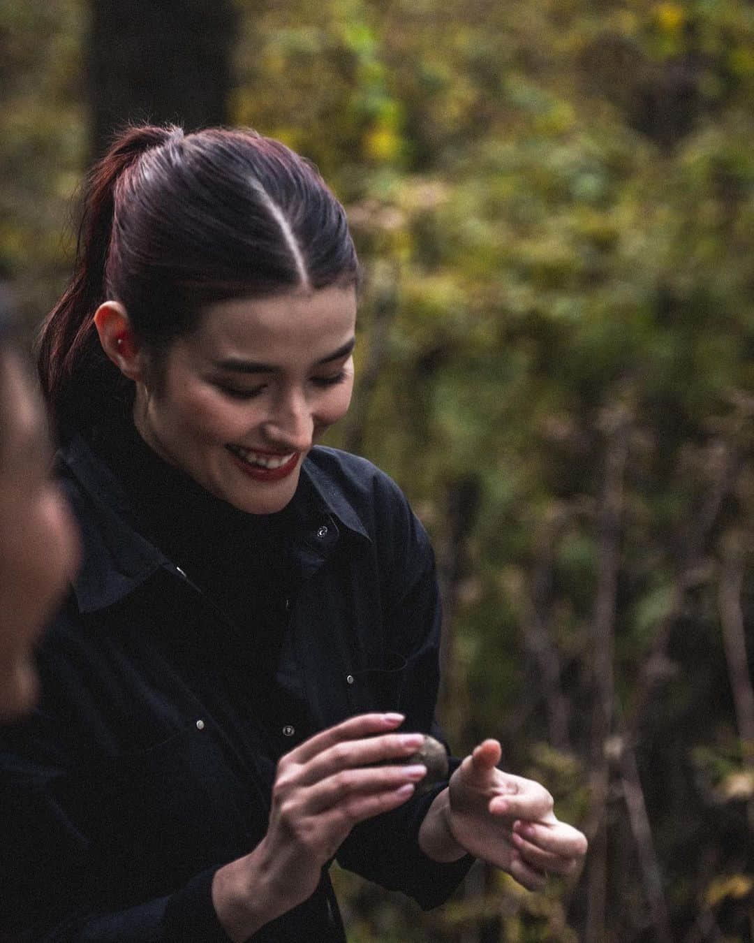 リザ・ソベラーノのインスタグラム：「Truffle hunting in Piedmont, Italy with team @harlanholden.coffee 🍄  #HarlanCoffee #BecauseHazelnut」