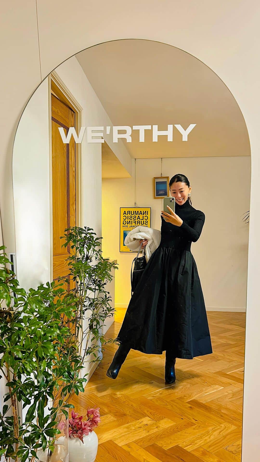 野沢和香のインスタグラム：「@werthy.official のドッキングdressに　鈴木さんちのコタツ布団☺️ @the9shop_211 @rikuka.62 とっても合う🤍🖤🤍🖤」