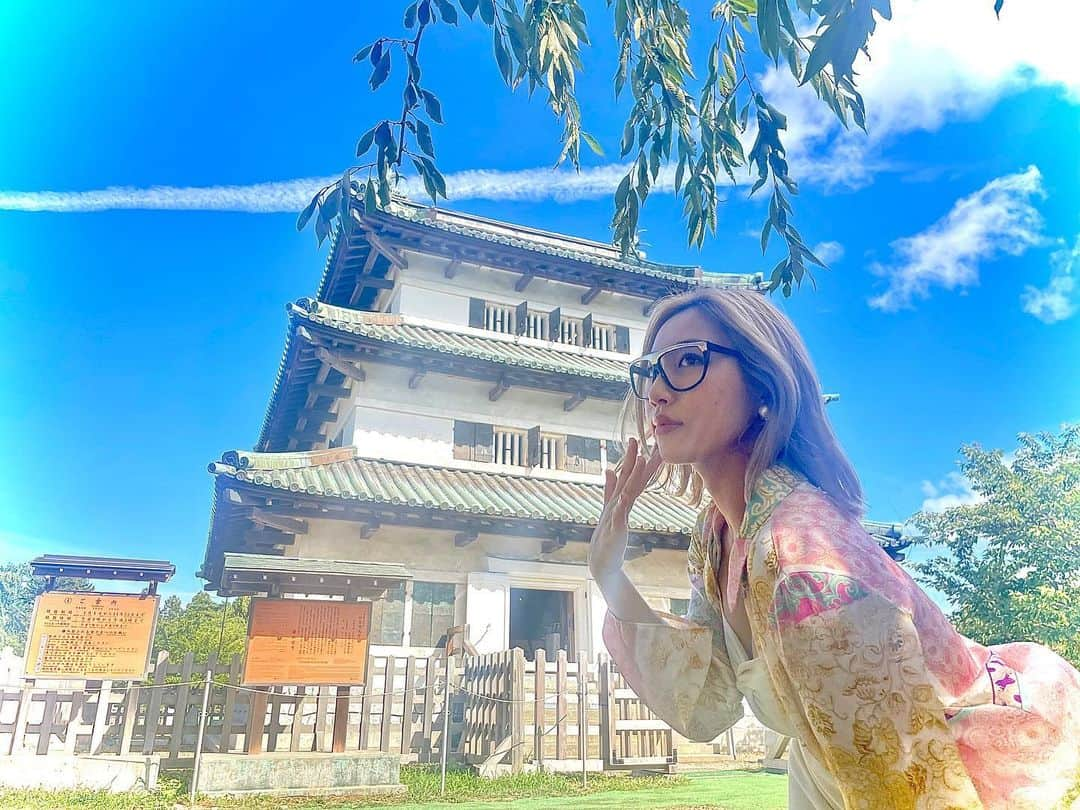 五条院凌さんのインスタグラム写真 - (五条院凌Instagram)「お弘前城と、五条院。  お #hirosakicastle お #CASTLE #とあるお夏の日の #お戯れ」11月14日 21時29分 - gojoinryo