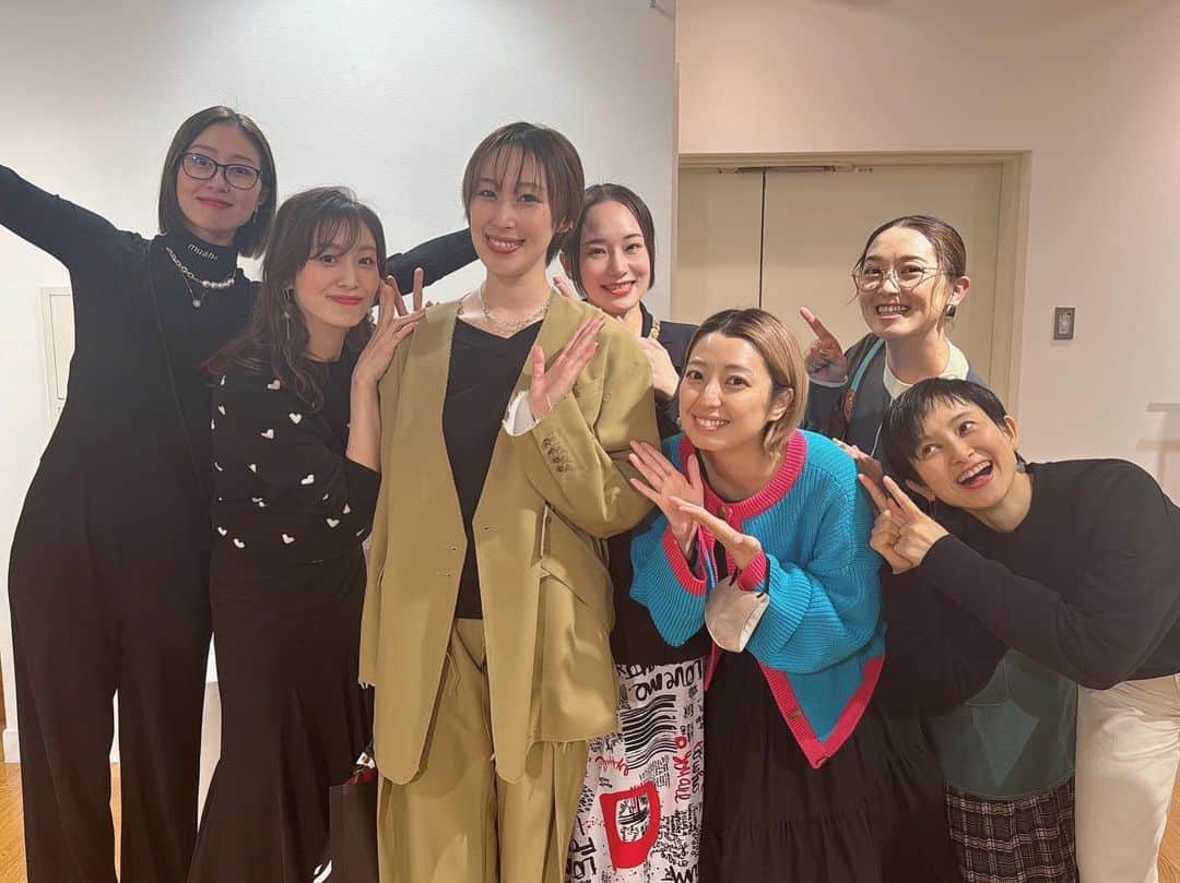 鳳翔大さんのインスタグラム写真 - (鳳翔大Instagram)「日比谷POPUP毎日沢山の皆様のご来場ありがとうございます♪  素敵なOGの皆様も店頭遊びに来て下さいました🥹  毎度来てくれるアキラ🩷✨ 公演終わりでお疲れの中来てくれて嬉しかっただに〜😍  そしてまりもー💛 初めてキウイちゃんに会えたよ🥝 それはそれは可愛いくて元気で癒されました🩷  そしてまゆみさんとウキ💛💚 久々お会い出来て嬉しかったです😆  まだまだ現役感ありのカッコ良い和海しょう君も来てくれました🩷✨  いつの間にやらOGの集いの場のなっているシャンテ🤣 憩いの場へ是非遊びにいらして下さいね！！  明日も11:00-20:00まで開催してますよ☺️  今後の鳳翔ちゃんのスケジュール⤵︎  ★ 日比谷シャンテ POPUP SHOP 「D.A.K.by APPLAUSE JAPAN」 11/8(水)〜19(日)  ※鳳翔店頭いない時間帯↓  9日　　14:00まで　 10日　　16:00以降　 12日　　12:30まで　 17日　　13:00まで　 19日　　12:30まで　  ★ 大阪展示会 12/1(金)〜3(日) 11:00-18:00 ホテル日航大阪　4階 〝孔雀の間〟 ※鳳翔は3日間全て展示会場におります‼︎  ★2023年11/10(金)公開　 映画「SPELL〜呪われたら、 終わり〜」 阿野悠子役  〝鳳翔大公式LINE〟お友達追加して頂きますと様々な情報をお届けしますので是非お友達追加よろしくお願いします🤝 ★鳳翔大公式LINEはコチラから↓ @daihosho  #dineige  #鳳翔大 #ジュエリー　 #ダイヤモンド　 #パール #デザイナー　 #プロデュース #宝塚  #雪組 #ポップアップショップ  #popupshop  #日比谷シャンテ  #松屋銀座 #名古屋タカシマヤ #福岡大丸天神店 #京都ガーデンパレス #期間限定ショップ  #バッグ  #ア パレル」11月14日 21時30分 - dai_hosho_official