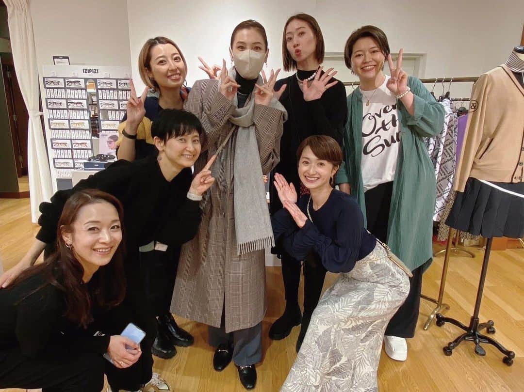 鳳翔大さんのインスタグラム写真 - (鳳翔大Instagram)「日比谷POPUP毎日沢山の皆様のご来場ありがとうございます♪  素敵なOGの皆様も店頭遊びに来て下さいました🥹  毎度来てくれるアキラ🩷✨ 公演終わりでお疲れの中来てくれて嬉しかっただに〜😍  そしてまりもー💛 初めてキウイちゃんに会えたよ🥝 それはそれは可愛いくて元気で癒されました🩷  そしてまゆみさんとウキ💛💚 久々お会い出来て嬉しかったです😆  まだまだ現役感ありのカッコ良い和海しょう君も来てくれました🩷✨  いつの間にやらOGの集いの場のなっているシャンテ🤣 憩いの場へ是非遊びにいらして下さいね！！  明日も11:00-20:00まで開催してますよ☺️  今後の鳳翔ちゃんのスケジュール⤵︎  ★ 日比谷シャンテ POPUP SHOP 「D.A.K.by APPLAUSE JAPAN」 11/8(水)〜19(日)  ※鳳翔店頭いない時間帯↓  9日　　14:00まで　 10日　　16:00以降　 12日　　12:30まで　 17日　　13:00まで　 19日　　12:30まで　  ★ 大阪展示会 12/1(金)〜3(日) 11:00-18:00 ホテル日航大阪　4階 〝孔雀の間〟 ※鳳翔は3日間全て展示会場におります‼︎  ★2023年11/10(金)公開　 映画「SPELL〜呪われたら、 終わり〜」 阿野悠子役  〝鳳翔大公式LINE〟お友達追加して頂きますと様々な情報をお届けしますので是非お友達追加よろしくお願いします🤝 ★鳳翔大公式LINEはコチラから↓ @daihosho  #dineige  #鳳翔大 #ジュエリー　 #ダイヤモンド　 #パール #デザイナー　 #プロデュース #宝塚  #雪組 #ポップアップショップ  #popupshop  #日比谷シャンテ  #松屋銀座 #名古屋タカシマヤ #福岡大丸天神店 #京都ガーデンパレス #期間限定ショップ  #バッグ  #ア パレル」11月14日 21時30分 - dai_hosho_official