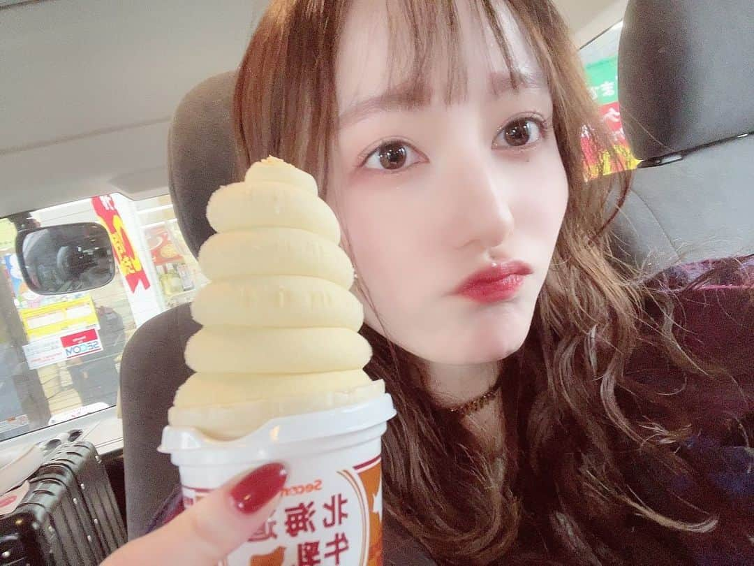 三浦菜々子のインスタグラム：「雪が降る中アイスも食べた🍨 (ちゃんとあったかい車内で食べました☺️)  #白キャン #真っ白なキャンバス #アイドル #idol #三浦菜々子 #北海道アイスクリーム #セイコーマート #北海道グルメ #北海道旅行 #北海道観光」