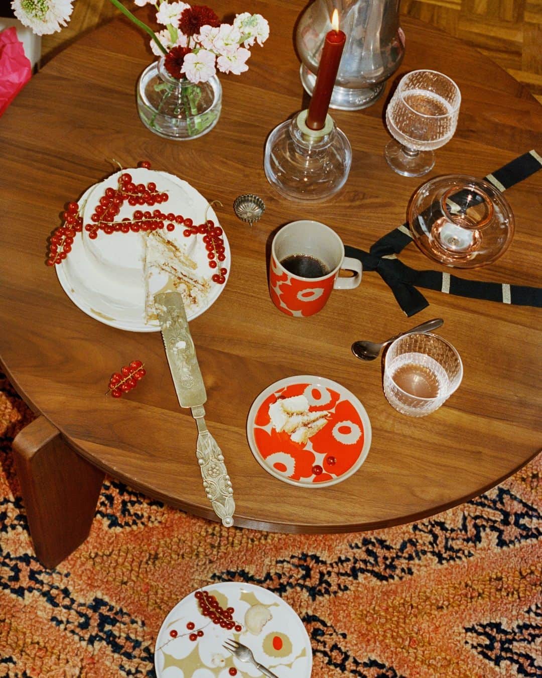 マリメッコのインスタグラム：「Anyone else craving coffee and cake now? 💭🍰  Get inspired by our home collection at marimekko.com. Link in bio. #marimekko #holiday」