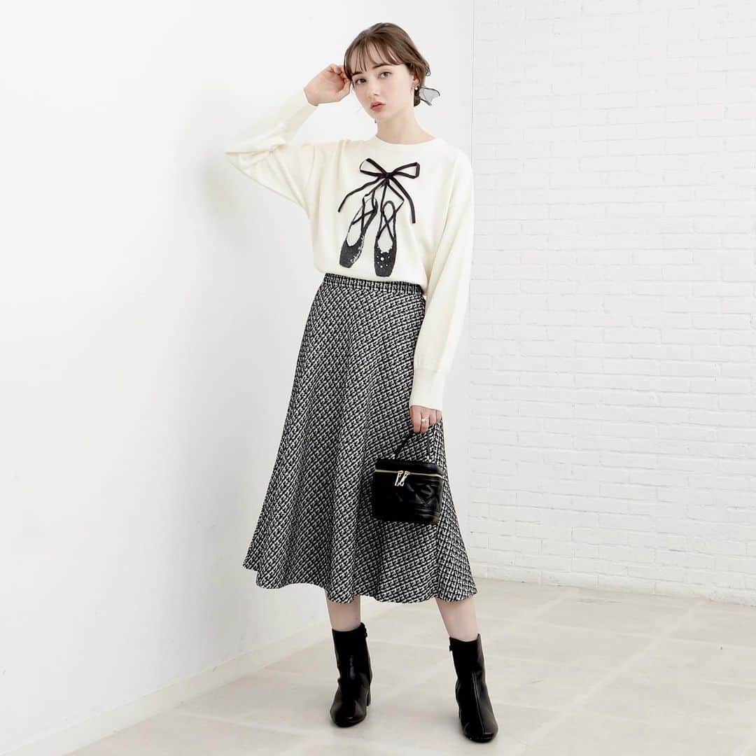 のインスタグラム：「KNIT KNIT KNIT ⁡ ˗˗˗˗˗˗˗˗˗˗˗˗˗˗˗˗˗˗˗˗˗˗˗˗˗˗˗˗˗˗˗˗˗˗˗˗˗˗˗˗˗˗˗˗˗˗˗˗˗˗˗˗˗˗˗˗˗˗˗˗˗˗ ⁡ バレエシューズの編み柄に、 立体感のあるパールとリボンが可愛いニット。 ふんわりもっちりとした、優しい肌触りです♪ ⁡ 🏷️508-17023 ¥5,990 【存在感抜群、冬ニット】トゥシューズインターシャニット ⁡ ⁡ オンラインサイトは プロフィールTOPリンクよりご覧ください🔗 → @couturebrooch_official  ⁡ ˗˗˗˗˗˗˗˗˗˗˗˗˗˗˗˗˗˗˗˗˗˗˗˗˗˗˗˗˗˗˗˗˗˗˗˗˗˗˗˗˗˗˗˗˗˗˗˗˗˗˗˗˗˗˗˗˗˗˗˗˗˗˗˗˗˗˗˗˗ #couturebrooch #クチュールブローチ #2023winter  #高見え #プチプラ #フェミニン #冬 #winter #冬コーデ  #ニット #ニットコーデ #冬ニット #ニットトップス #パール #リボン」