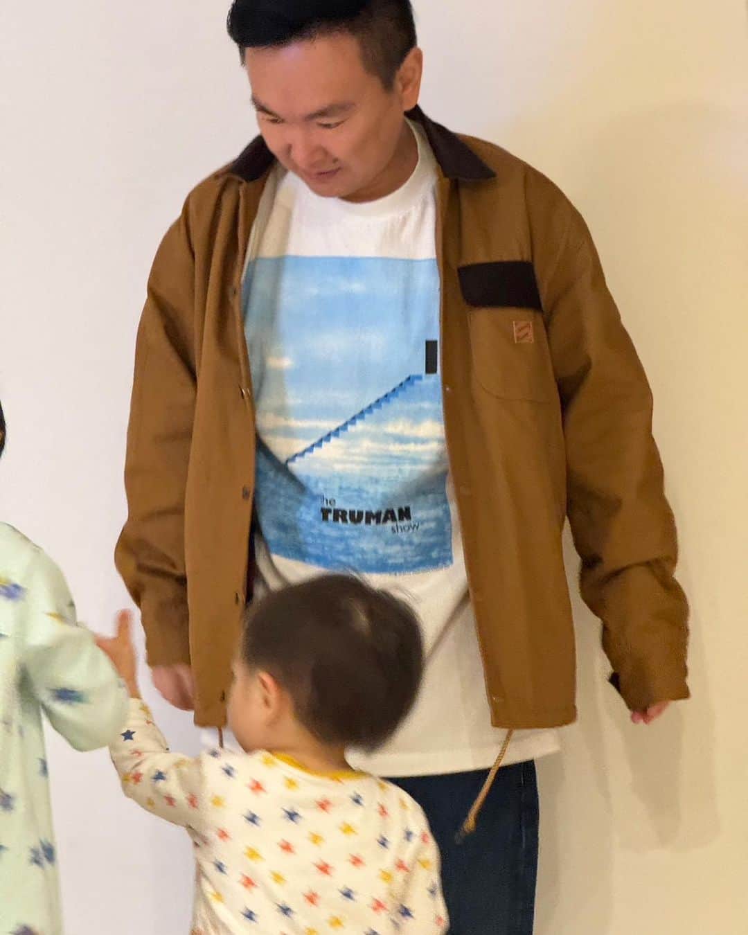 のインスタグラム：「。 今日は外で撮れなかったので帰ってから写真撮った✋  Tシャツはトゥルーマン・ショー😍  これもCLIMBさんで買ったやつ😆  めちゃくちゃ状態いい👍👍👍  デッドストックワンウォッシュ状態  つまり、バックアタック中垣内状態  ラストシーンの階段のデザイン😍  最高🛀🛀🛀  ジムキャリーが寝転がってるパターンもあるから、機会があればそれも買いたい😂😂😂  ノブさんが持ってるやつ😍  アウターはSILASの新作✋  ヴィンテージTシャツにも合う秋っぽいカラーのジャケット😚  最高です👍👍👍  #ヴィンテージTシャツ #silas  #trumanshow  #かまいたち山内」