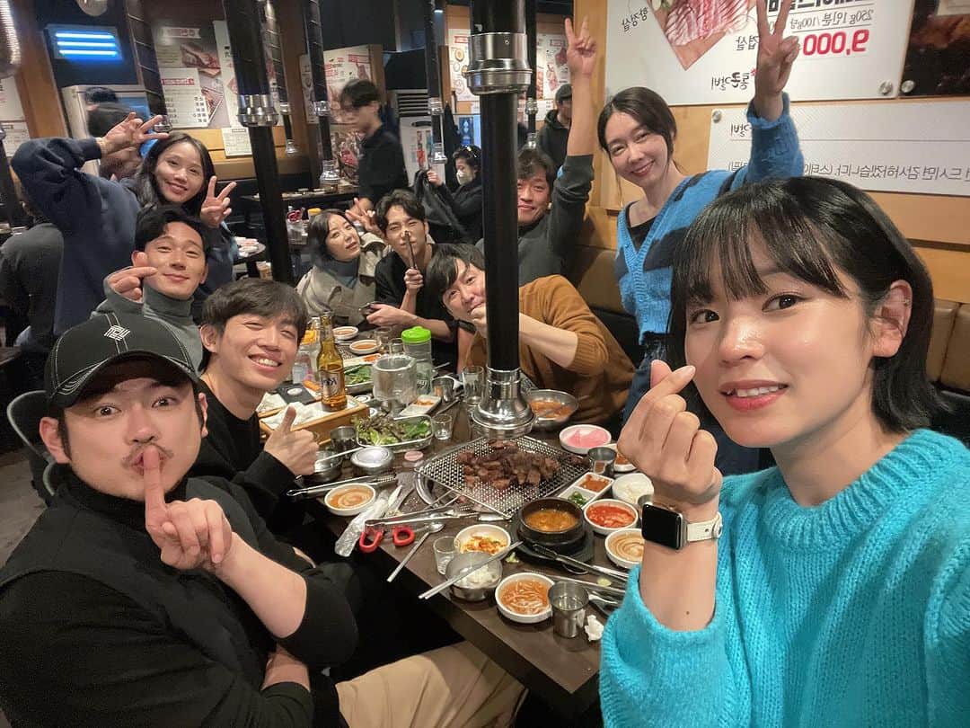 ユ・ジヨンのインスタグラム：「춘천팀 완전체 세미쫑파티!👨‍👩‍👧‍👧  요렇게 모이는건 마지막! 연장 1주일간은…, 캐스트가 섞일 예정입니다.  요 멤버로 마지막 펜션씬 연습을 하는데.. 어찌나 울컥하던지요.😭 정이 담뿍 든 친구들과  하나둘씩 이별할 생각을 하니 벌써부터..아쉽습니다.🥲  그리고, 너무나 멋지신 이문세 선배님 보러오신 날.🙈 오랜 팬인 저는.. 소녀처럼 얼굴이 상기된 채로, 선배님 눈도 제대로 못 쳐다봤더랬죠. ☺️🙈☺️🙈☺️ 보러와주셔서 감사합니다. 지영아 @hahahajiyoung 고맙데이.  #춘천거기 #연장공연확정  #4회남았어요  #곧이별예정😭」