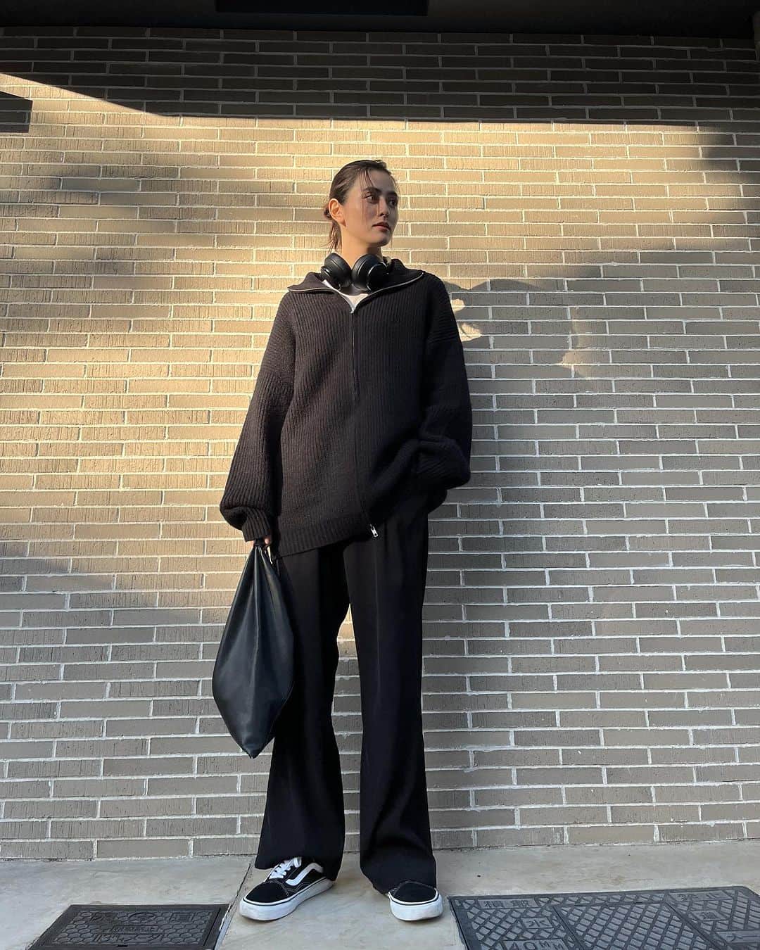 岩田絵莉佳のインスタグラム：「静電気最強ニット⚡️ この服着てる時の私には気をつけてください🙏笑  形も大きさもめちゃくちゃ好み🖤 メンズサイズって惹かれてしまう🤍 このダボダボ感たまらんです❤️‍🔥  tops @muhet_official  pants @uniqlo  bag @mm6maisonmargiela  shoes @vans」