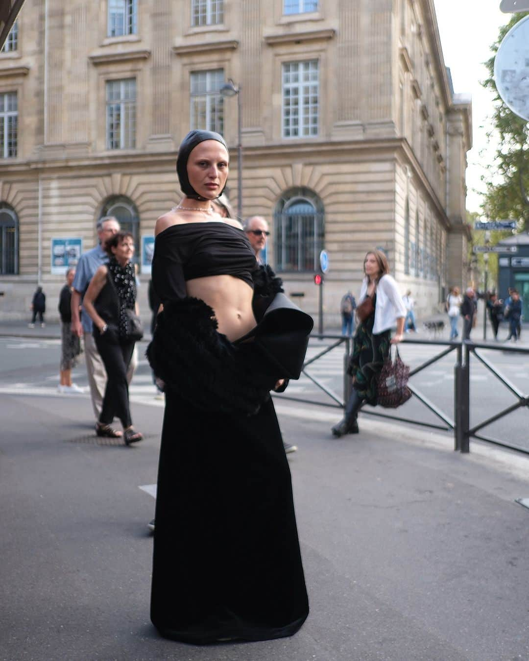 シトウレイのインスタグラム：「Just before the show of @yohjiyamamotoofficial , in Paris.  ファッションは生き様を表現するもの。 いや、「表現」というよりむしろ、日々ファッションに向かい合ってるとそれは自然に「漏れ出てしまうもの」と綴るのが正しいのかもしれない。  今、かつてないほど社会が目まぐるしく変わっている中、これまでの常識や固定概念もどんどん変化しています。 常識や固定概念がアップデートされるというのは、 私たちの生き方そのものの変化を促します。  生き方が変わればファッションも変わる。 そう、今ファッションはどんどん新しいフェーズにその扉を開こうとしています。  それはトレンドという一過性の変化を超えた、とてもダイナミックな動きだと私は捉えてます。  11/22(wed)から始まるシトウレイ ファッションセミナーでは、トレンドや注目ブランドといった’所謂’トレンドセミナー的なものは勿論、 今大きく変わろうとしているファッションの根本にある概念、そういった所もお伝えしています。  ファッションを、いつもと違った目線で見つめることは、あなたのセンスやファッション観をまたもう一つ広げてくれます。  ファッションが好き。 ファッションが仕事。 まるで空気のように身近にファッションの存在を感じている方にこそ、改めて聴いてもらいたいおはなしです。  ファッションは、あなたが思う以上に人間の機微を投影している、つまりそれは一つの哲学なのだから。  期間は11/22(wed)から12/6(wed)の二週間。 皆様と画面越しでお会いできるの、楽しみにしてます！  お申込みはプロフィールのリンクからどうぞ！  #ファッションは哲学　#何を着るかではなくどう着るか」