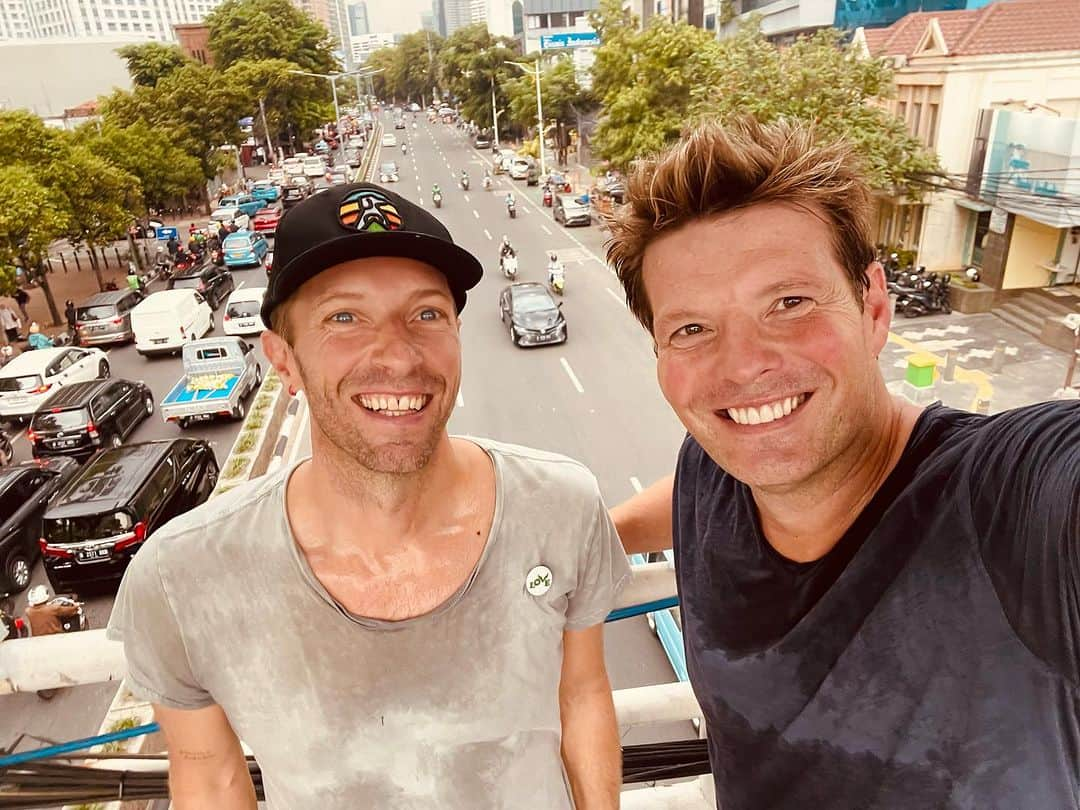 Coldplayのインスタグラム：「Epic walk in Jakarta 🇮🇩 PH」