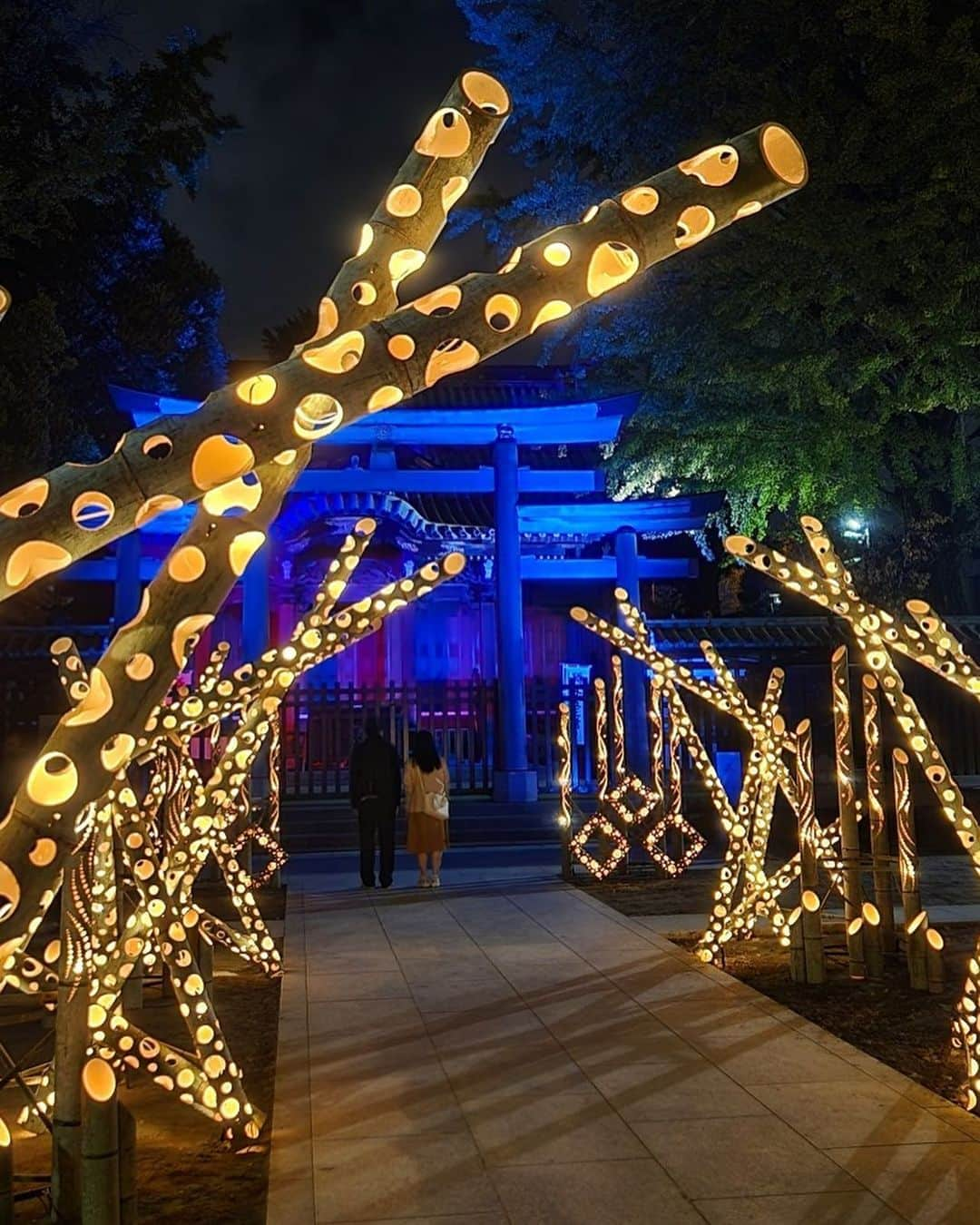 墨田区さんのインスタグラム写真 - (墨田区Instagram)「「東京下町回遊 竹あかり @牛嶋神社」   繁殖し過ぎた竹を活用しようという思いから生まれた竹あかり。誕生はほんの数十年前とのことです🍂牛嶋神社には竹あかりと鞠灯籠が設置され、幻想的な雰囲気になっています✨  期間  2023年11月9日(木)〜2024年1月31日(水)  時間帯  17:00〜22:00  場所  すみだリバーウォーク®️、隅田公園、牛嶋神社 など  ▼イベントの詳しく情報は以下から▼  https://www.tobu.co.jp/odekake/special/takeakari/  撮影者: #すみだカメラ部10選  1~5枚目▶ 鹿美 @shikami_kobayashi  6枚目▶ @036pov  7~9枚目▶ @masashi_se  #墨田区#すみだ#sumida#東京#tokyo#わたしのすみだ自慢#これもすみだのシティプロモー ション #東京下町 #月あかり#牛嶋神社 #竹あかり #すみだリバーウォーク #隅田公園 #ナイトマルシェ #ワークショップ #東京観光 #夜景 #東京体験 #秋 #ナイトタイムエコミー」11月17日 18時00分 - sumida_official