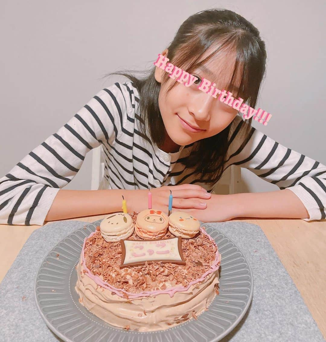 高橋まりなのインスタグラム：「. Happy 13th Birthday♡ もう13歳。 相変わらず続いている反抗期🥹 反抗期だけど… 学校であった嫌なことも良いことも、全部話してくれる✨ お友達とのやり取りも8割くらい話してくれてると思う笑 ポジティブすぎて、尊敬する👏🏻 勉強も部活も本当に毎日頑張ってる🏐📖🥺 . 13歳も楽しい一年になりますように🥰 おめでとう♡ 全力で応援するよ📣 . リクエストはチョコケーキでした🍫 お決まりのマカロンを買ってきたよ✨ 板チョコ削ったら、ふぅ〜で吹き飛んだ😂 . . . #10月19日生まれ#お誕生日#happybirthday#中1#長女#娘#お誕生日おめでとう#13歳おめでとう#時差投稿」