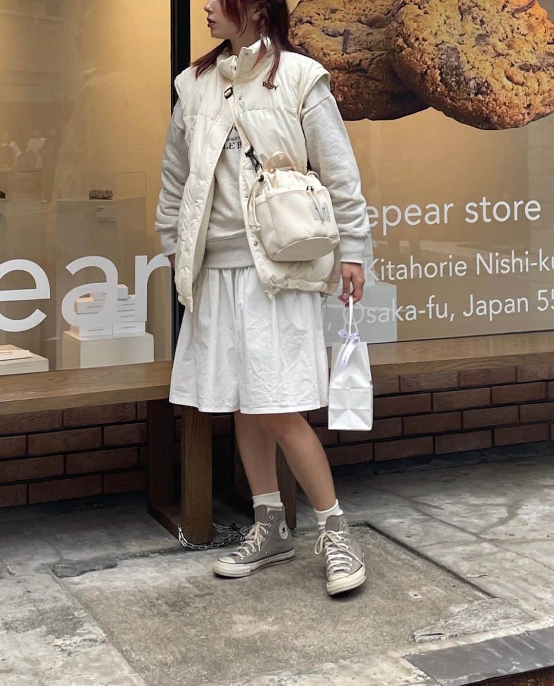 AMOさんのインスタグラム写真 - (AMOInstagram)「大阪で着ていたスタイリングがお気に入りすぎて毎日この格好したい。ホワイトコーデ🐻‍❄️ 靴とヘアピン以外 ALL今期のRUBYです🤍 @ruby_and_you   大阪、日帰りで一瞬の滞在だったけど pop upの前に一軒だけ行きたかったお店に寄り道できたよ。 夏に行った @bluepearpie の新店舗、 @bluepearstore 🍪 RUBYのpop up会場から歩いてすぐだったの(ง ｡❛ ֊ ❛ )ว この店舗は焼き菓子のテイクアウト専門店。 チョコチップとウォルナッツのクッキーと、ラミントンを自分用のおみやげに ⸝⁺ ♡̷  #amo_cafestagram  #大阪カフェ #四ツ橋カフェ #堀江カフェ #心斎橋カフェ  #rubyandyou」11月14日 21時39分 - amo_whale