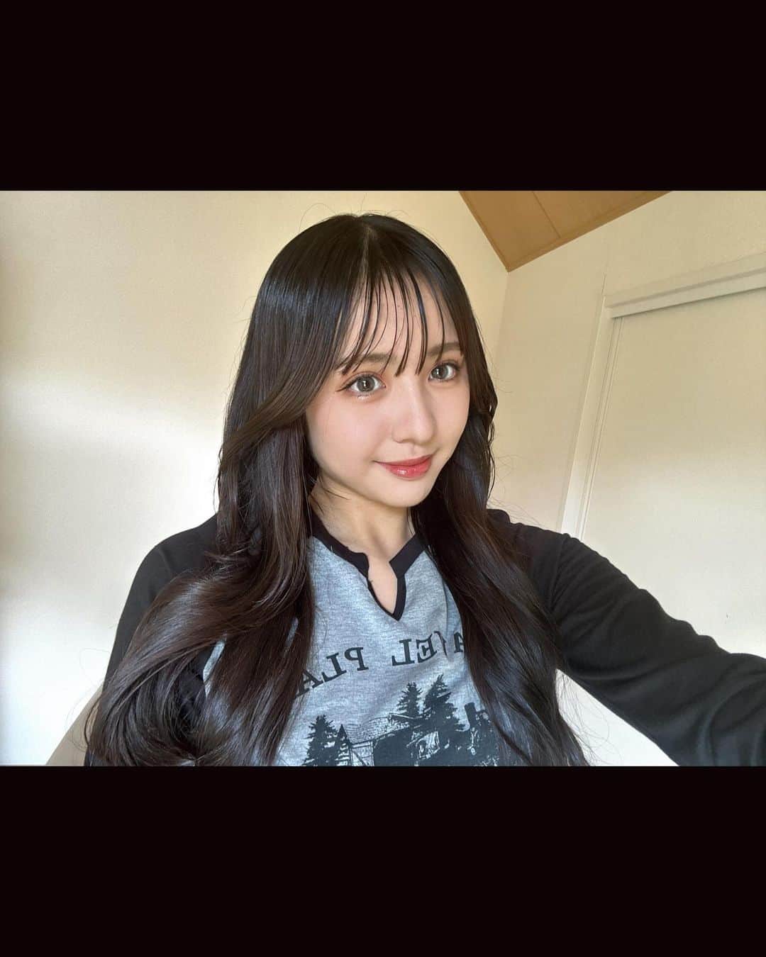 清水あす香のインスタグラム：「最近素敵なシャントリに出会ったのでご紹介☺  クレージュ シャンプー・トリートメント  フローラル＆ムスクの香りがとにかく良くて、洗い心地もとっても気持ち良い上にこれを使い始めてからツヤツヤのサラサラになって今までよりも髪の毛を褒めていただける事が増えました⸜🌷⸝‍  そして最近パッケージがリニューアルしたらしくコロンと丸くてかわいいボトルなんです( ¨̮ )質感もマットで超どタイプ!! 毎日使うのもかわいいとテンションあがりますよね♡  LOFTやドンキ、全国のドラッグストアとかで販売中です!!  とっても良いので是非皆さんも使ってみてください🩷  #PR#CLAYGE#New_CLAYGE#クレージュ#実感型スパ #シャンプー」