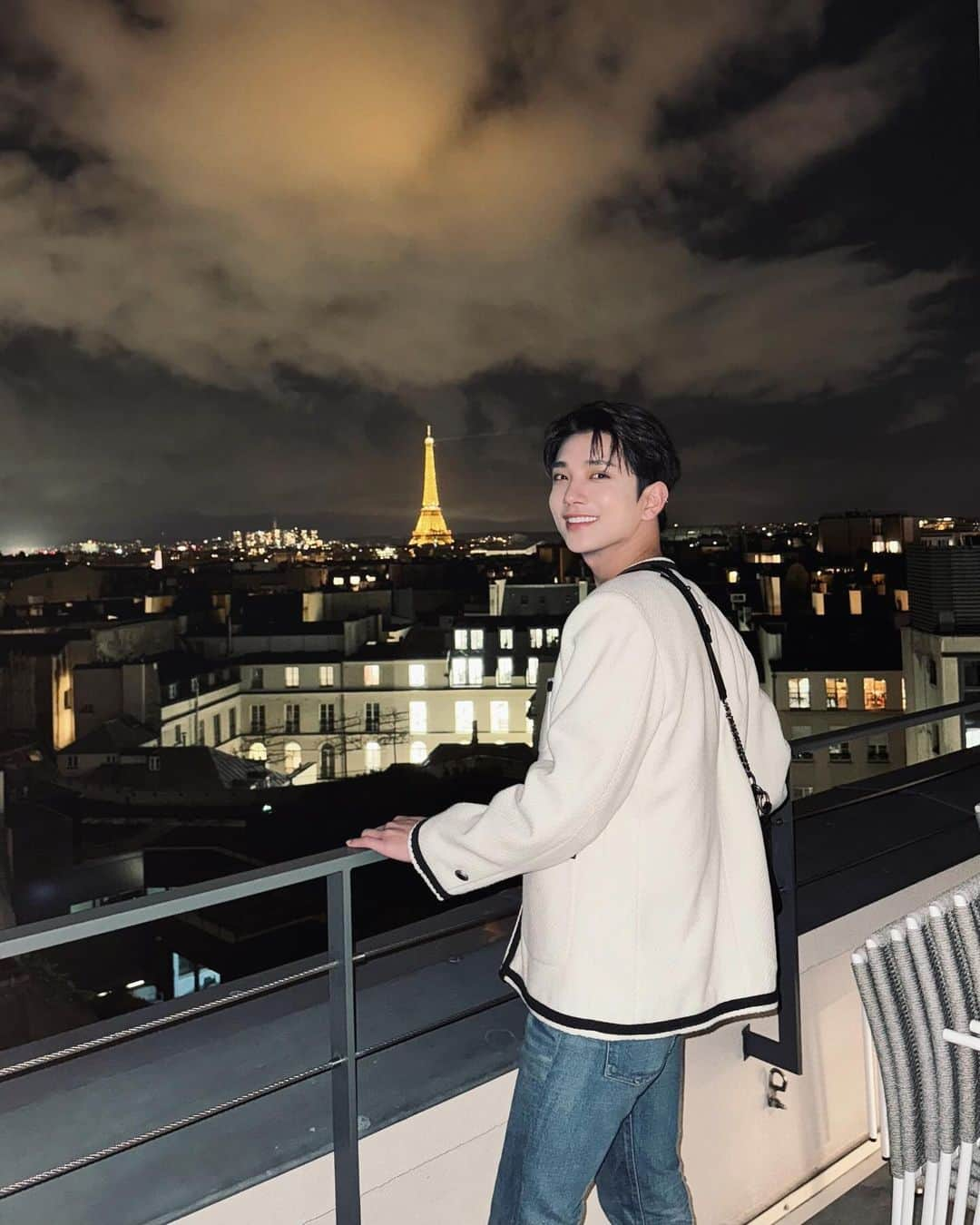 ジョシュアのインスタグラム：「Paris 💙」