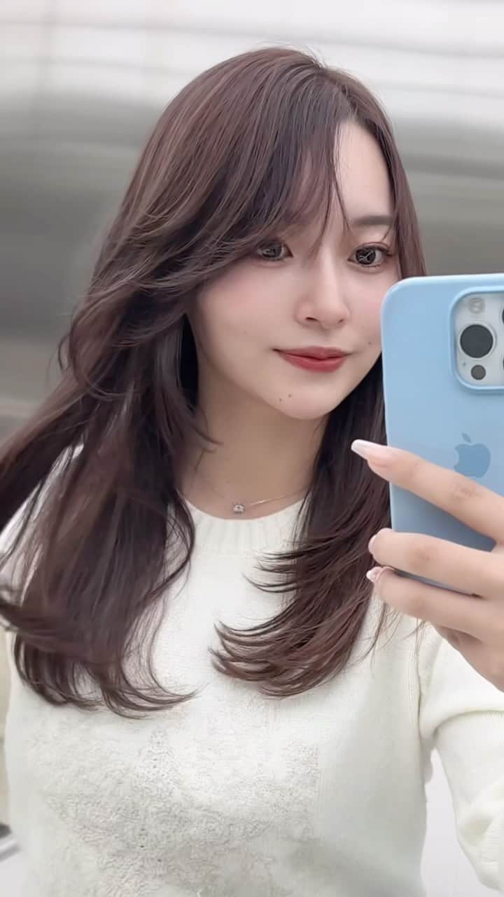 中村雄樹のインスタグラム：「毛先巻きだけで可愛い網紅ヘア🇨🇳 . . 『10代〜30代限定 指名料サービスcoupon🎟️』 📛レイヤーカット＋高保湿トリートメント  ¥5,500 📛レイヤーカット＋ワンメイクカラー＋高保湿トリートメント ¥9,900 📛レイヤーカット＋カラー ＋オージュア4 step tr ¥14,300 📛レイヤーカット＋カラー ＋オージュア5 step tr ¥16,500 📛レイヤーカット＋デザインブリーチ ¥18,700 ※指名料¥3,300がサービスになります ※カラーメニューは別途ロング料金有 . . . 2023/9/1 New Open REDEAL SHIBUYA. . 中華美人叶う網紅ヘア🇨🇳になれるヘアサロン✂︎ :wang hong hair  . . @redeal_hair  .  ⚪️#ディスコネレイヤーカット ⚪️ . "繋げていない" レイヤーカットを称して ディスコネレイヤーカットと名付けました。  近年ショートスタイルでは定番化していたディスコネ。これをボブ〜ロングに生かしたカットデザインです。 . REDEALではブリーチカラーのお客様も多いのですが、 レイヤーは入れすぎるとハイトーンは特に "中間がパサつく"ので傷んで見えます。 ですがこのレイヤーカットはそれがないです。 . . "繋げてない"からこそのメリットを大きく5つに分けると . ⚪️軽くなり過ぎずに"巻きやすい毛束"を作れる ⚪️"中間がパサつかない"ので傷んで見えない ⚪️全体の"重さ"は残るのでスカスカしない ⚪️繋げないところがあるため工程が少なくカット時間も短い ⚪️後ろにはレイヤーが少ないので寝癖になり辛い . . REDEAL考案の "ディスコネレイヤーカット" 鏡越しの毎朝が楽しみになります。  . . . 🔍REDEAL SHIBUYAのカラーの"こだわり" . こちらにupさせて頂いてるスタイルは基本 "1ブリーチ"での仕上がりが多いです。 理由として、 . . 🔍低温ブリーチでの施術 :当日の施術時間は熱を出さないためにじわじわブリーチ致します . 🔍入念に行う"カウンセリング" 現在の状態と"なりたいイメージ像"の可能かどうかも含めてか擦り合わせてなるべく1ブリーチで理想の仕上がりになる計画を一緒に立てます。 . . . .  . . . . . . . 🟡ご新規のご予約方法🟡 基本はREDEAL SHIBUYA のホットペッパーかお電話よりご予約ください。 . 🟥ホットペッパー （アプリ又はGoogleで大宮REDEAL SHIBUYAで検索） 🟨 📞 03 6416 9152 . ※基本的に営業時間以外もご予約できるのとポイント付くのでホットペッパーを推奨しております . 【お問い合わせ方法】 お電話のみとさせて頂きます。 🟨📞 03 6416 9152 . . . 🟡メニューの選び方🟡 .  【✂︎カット✂︎】 ⚪️ディスコネレイヤーカット 重さを残したレイヤースタイルをされたい方はこちらのメニューを選択してください。 ⚪️トリミングカット 乾いた状態でカットが完結するレベルの毛量調整や毛先の調整の方はこちらがおすすめです。 ⚪️デザインカット 上記２つ以外のショートやボブカット等々ご希望の方はこちらのメニューをお選びください。 . ※基本当日追加可能です✂︎ .  【🎨カラー🎨】 メニューがわからない場合 🔴ブリーチ有メニュー（4〜5時間前後） 🔵ブリーチ無メニュー（2時間前後） どちらかでご予約頂けましたらある程度お時間に限りはござまいすが当日変更等の対応はできますのでご安心ください。その日の気持ちをカウンセリングさせて頂き、ご提案をさせて頂きます  【🌿トリートメント🌿】 基本的に10分前後の施術になります。 事前のご予約、当日の変更も対応可能です。 . . ※施術料はその日の適切な金額をカウンセリングでお伝え致しますのでご安心ください ※ご予約状況でメニュー変更が難しい場合もございますので予めご了承ください . .  . . . REDEAL SHIBUYA . 東京都渋谷区宇田川町3-10 いちごフィエスタ渋谷3階  . 渋谷美容室 カミカリスマ "受賞"ヘアサロン . . . . . . . .  .  #レイヤースタイル #小顔カット #小顔ヘア #アッシュグレー #ワンカール  #中国ヘア #レイヤー #レイヤーカット #ワンホンヘア  #レイヤーカットロング  #ダークトーンカラー #ザクザクレイヤー #ウルフヘア #渋谷美容室 #東京美容室  #ミディアムレイヤー #後毛 #後毛カット #サイドバング #渋谷レイヤーカット  #ロングウルフ #フェイスレイヤー #姫カット #ミディアムウルフ #ウルフカット」