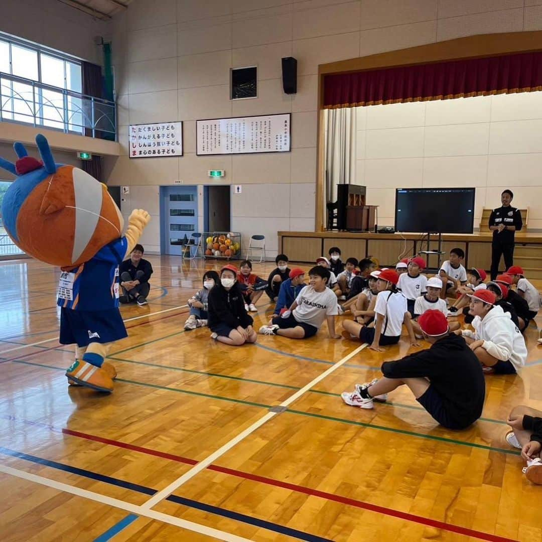 ヴィヴィくんさんのインスタグラム写真 - (ヴィヴィくんInstagram)「松浦市立鷹島小学校でのあいさつうんどうとVドリーム🐥🎶  おともだちがとうこうするとみんなでおっきなおはようございますとグータッチ＼(^o^)／ あいにくのおてんきでしたがみんなのげんきなごあいさつでとってもきもちのいいあさでした✌️💓  さんすうやりかのじゅぎょう、たのしかったなぁ～☺️ぷるんぷるんっ Vドリームではぼくのゆめをはっぴょう‼️ みらいのチームメイトがいるかもしれないとおもうとわくわくっします⚽✨  おひるはこうちょうせんせいがおすすめしてくださった海道さんでなぎちゃんとアジフライていしょくをもぐもぐっ💡 みがあつくてふわふわっ🐟️💓やっぱり松浦のアジフライはかくべつ‼️  #vvaren #vファーレン #vファーレン長崎 #長崎 #ヴィヴィくん #松浦市 #アジフライ」11月14日 21時43分 - vivikun_vvn