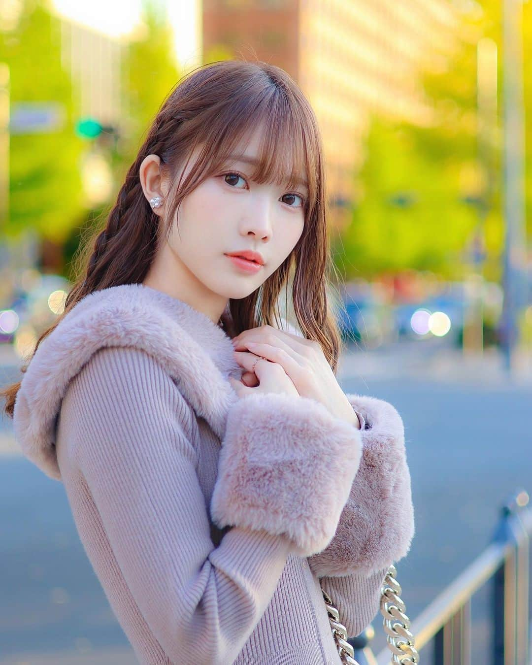 稲田汐莉のインスタグラム：「久しぶりにポートレートの撮影してきた〜！！ 撮影会入ってた頃は毎週撮ってもらってたのに就活後から全然ポトレ撮影出来てなかった、、インスタに載せる写真が枯渇中🙁この写真は3年ぶりのカメラマンさんに撮ってもらったんだけど、3年前より若返ったって言われて嬉しすぎた！歳をとる毎にに綺麗に&人生を楽しくをモットーに生きてるからめっちゃ嬉しい。 また被写体復活したいな🍁 #被写体」