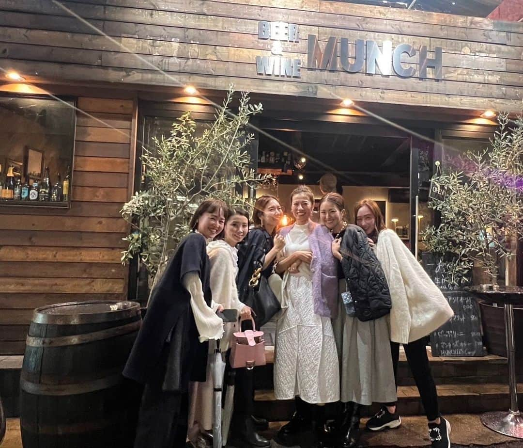 林香里のインスタグラム：「・ ・ @bow.a_official の打ち合げ🥂⭐️ pop upは1日だけのお手伝いだったけど キラキラした空間の中で可愛いお洋服に 囲まれて楽しい愉快な仲間達とご一緒できて あっという間の幸せ時間でした♡♡♡  そして、打ち上げは笑って笑って笑った 最高に楽しい打ち合げとなりましたw それが分かるくらい皆んないい顔してる😆!!!  次回、忘年会宜しくでーす😙👍🏻★」