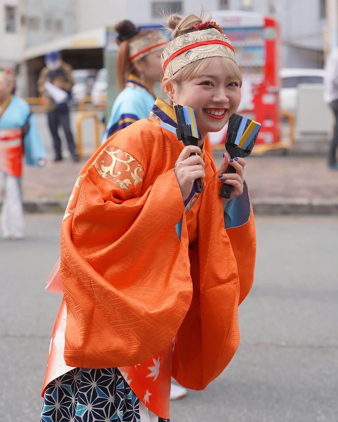 中川千尋さんのインスタグラム写真 - (中川千尋Instagram)「よさこい東海道2023に地元のチーム  イキ・粋・なかみせ鳴子隊の踊り子さんとして演舞してきました♪♪ 初めて参加した時は、小学生6年生？とかで アイドル活動している間は、お休みしてました🤏🏻  今回、チームが惜しくも活動休止するということで 最後戻ってきましたっ！感動ものだった、、、  チームの皆さん優しい方ばかりでママみたいな、お姉ちゃんみたいなもうファミリーよね 先生も最後一緒に踊っちゃったりして 込み上げてくるものがありました  地元のお祭りだったということでおじいちゃんとおばあちゃんも会いにきてくれてね〜 久しぶりに会えて嬉しかったな〜 元気そうでよかたよかた😍もちろんちこさんも元気ですよっ  実は、ちこちゃんよさこいと関係が深くてね！ 家族というか一家がよさこいチームやってたりするんですよ！はは！すごいよね！！  なかみせ鳴子隊の楽曲とってもいいんですよ〜 なんでだと思いますか！？ 作曲家さんが🎼いい人だからですねワラ  ラジオ📻でまたお話しようかしら！  これからも地元静岡県を大切にしていきたいですね お写真撮ったり、急遽のお知らせ📢だったのに会いにきてくれた皆さんもありがとうございました  仲見世小町の中川千尋でした〜  #よさこい #よさこい好きな人と繋がりたい #よさこい好きと繋がりたい #よさこい祭り #yosakoi #仲見世 #沼津 #静岡」11月14日 21時53分 - uug2_chiiko