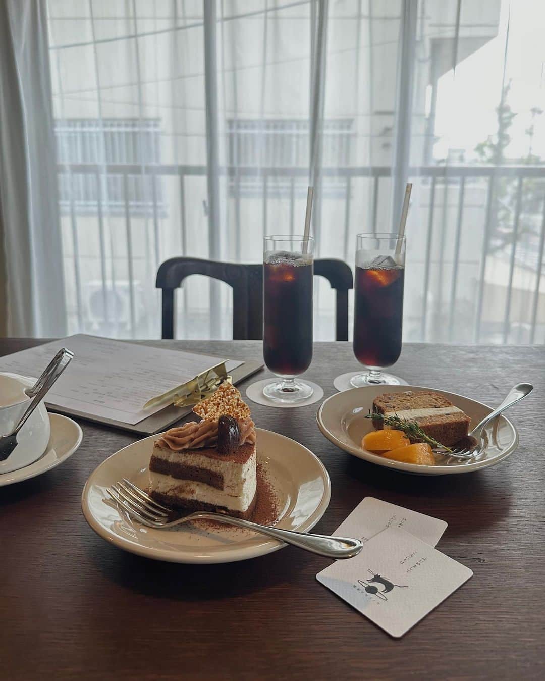 のインスタグラム：「_ 今年の6月に北白川に出来たばかりの喫茶店 @doseiinowa さん  ずっと行きたかったけどなかなか タイミング合わずで、、 でも秋の期間限定で ティラミスモンブランショートケーキが あるって見て、絶対食べたい！！と思って やっと行けました🌰  なんかほんまに今まで食べたことない🍰で ほんまにそれぞれの美味しいとこ 欲張ったケーキって感じでとにかく 美味しかった！！  ☕️もコクがあってけど飲みやすい好きなお味でした。  ここは定期的にお邪魔したいなぁ〜 平日限定で🥪もあるみたいです🦒  店内も素敵やったから続けて投稿しちゃいます✏️  #綾花ログ」