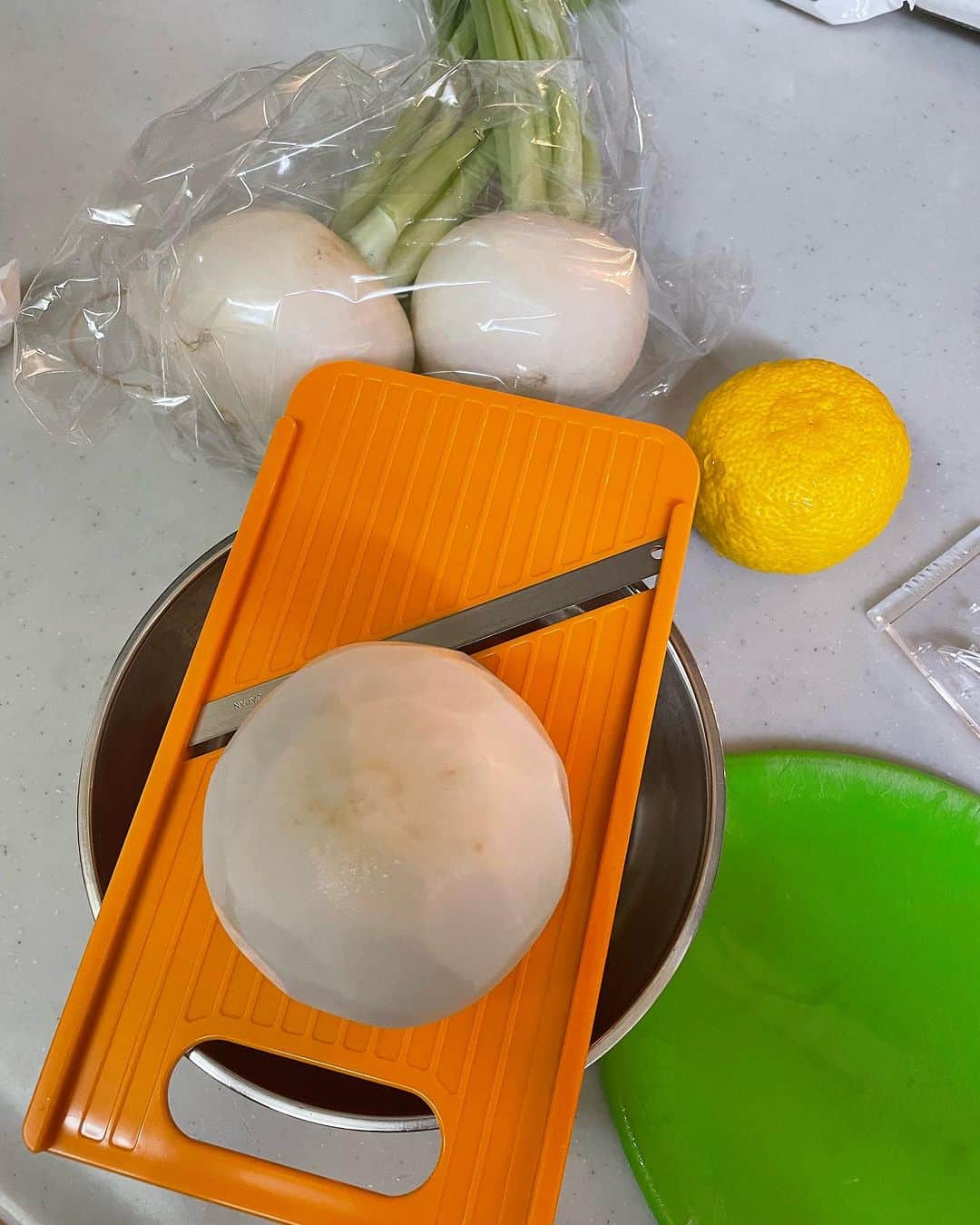 飯島直子さんのインスタグラム写真 - (飯島直子Instagram)「こんばんは^ - ^♪  今日は天気よく、洗濯物がよく乾きましたね  わたしは洗濯してませんが、きっとそんなことだろうと思い、外を眺めていました^_^  おやつにイモを蒸しました  夕方に義兄から新たなソーラーランプの土産が届いたのでイモと物々交換しましたよ^ - ^  また楽しみが増えました  姉は買い物へ行ったきり、その後はなんの連絡もありません、変に気になって仕方ありませんでした  ツンデレですね^_^  12.13日のへんじすこしです＾＾  miho55才誕生日おめでとう♪膵臓ガンの大手術… がんばったね…今週退院、無事終わり本当によかった(*´-`)ダブルでおめでとうだね^_^ゆっくりと体調戻していってね、そして美味しいものたくさん食べてキレイなものいっぱい見て元気になってね 来年の夏も暑いよ！カラダに気をつけてステキな一年になりますように！  直子50才誕生日おめでとう♪一緒だね^ - ^ 五十代いらっしゃい♪体調はどう？色々変化ある年頃だからカラダに気をつけてね^_^ステキな一年になりますように♪  sh_in50才誕生日おめでとう♪体調大丈夫^ - ^？ ムリせずゆっくりやればいいよ^_^カラダに気をつけてね！健康に気をつけステキな一年にしてね♪  カワハラ秀さん59才誕生日&入籍おめでとう♪ ダブルハッピーだね♡ステキな誕生日だ^ - ^ これからも健康に気をつけ夫婦仲良くお幸せに良い年を過ごしてね♪  人生初のホールインワン！おめでとう♪ すごいね^ - ^保険入ってた？！toshi♪  駐車場で当て逃げ！やさ男が…あ〜！すばらしい！ 優男に感動だね^ ^maayu！  mariko秋田いいね♪  更年期がんばろーᕦ(ò_óˇ)ᕤマルママ！  アイシャドウ、リップ！了解！まみ♪  ちー坊、あらら…せっかくの誕生日に風邪(´･_･`) 大丈夫かな…はやく良くなってお祝いしてね！ マリーが心配してる♡  遺品整理は本当に大変だからゆっくりやろうね… あゆみ！  来週納骨式、母、妹、子供たちと…うん、 前を向いてがんばろうね、一緒に^ - ^kazuki_！  せいちゃんへ♪  ピンクヘアーかわいいayako！  ９日に叔父が旅立ち…さみしいね、うん、叔母さんを 支えてあげてね(*´-`)namiも風邪ひかないように気をつけね！  みる♪ゴルフは楽しいが一番♪洗濯終わった？  チュッき♡ゆうこ！  札幌ろっこ♪  急激な気温変化で愛犬が…うん、本当に心配だよね モモもなんだかおかしいよ、おなかもゆるくなるね 早く気候が安定してくるといいね…鈴ちゃん良くなった？！のんこ！  50才にして初乳がん再検査、心配で不安… 不安だよね、色々考えてしまうよね わたしも何度かあるよ、その時に考えればいい 検査まで平常心でいようね、くみっきー！！  はい、お仕事お疲れさま♪かおりたん♪  機嫌悪いのはその人の機嫌、振り回されないようにしようね^ - ^爆食したかな^ - ^れおにゃん！  ひろりん♪ありがとう♪  55才ゆき子！明日胃カメラがんばってᕦ(ò_óˇ)ᕤ  遠回りお疲れさま！ビスケット♪  ryuchi_火傷良くなってよかった^ - ^♪  退院決まった！おめでとう♪長かったけど本当に がんばったね^ - ^12月５日まで！転ばないように慎重にね！本当よかった^ - ^洋一！  浦島ハレアカラ太郎おかえり♡  あんこ一番♡♪  masako！娘と熱海旅行いいね♪楽しんできてね♪  かっちん、今日入院、明日検査か手術、 頑張ってきてねᕦ(ò_óˇ)ᕤ祈ってるよ！ファイト！ お昼寝できたかな…  だんどりくんおつかれさまね^ - ^♪  今日も一日お疲れさまでした  風邪、インフル流行ってるからみんな気をつけてね  温かくしてね  みんなゆっくり眠れますように  おやすみなさいヽ(´ー｀)♡  また明日♡♡」11月14日 21時47分 - naoko_iijima_705_official