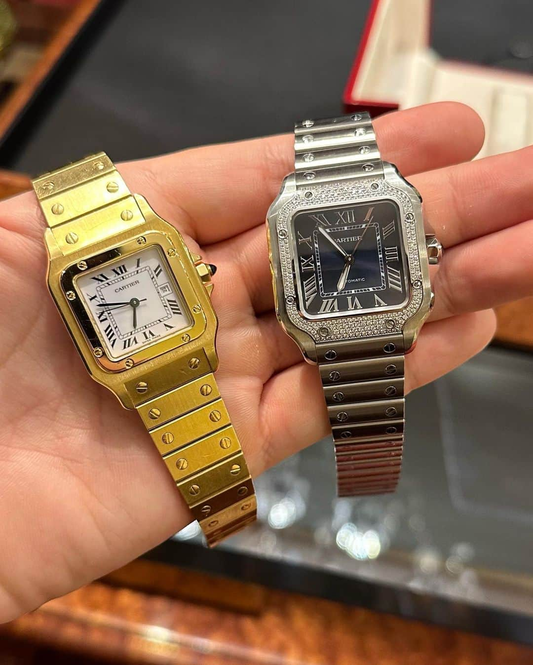 ken_navyさんのインスタグラム写真 - (ken_navyInstagram)「🇫🇷時計納品🇫🇷  Cartier Santos Galbee LM 1978年製造モデル  今回縁があり納品しました🍾🇫🇷  現行モデルのサントスも素敵で狙っていましたが着けると厚みがあり僕の腕に似合わず今回サントスガルべを着けた際、今まで出会った時計の中でも最も着け心地が良く即断で購入❣️  ジュエリーブランドではありますが、メンズウォッチを語るにはまずサントスから。  世界で初めて発売されたメンズウォッチがカルティエ・サントス  その中でもカルティエウォッチの名を一躍有名にしたモデルです。  薄くて着け心地が良くLMながら小ぶりなサイズ感がYGでも品のある時計です  しかも製造年が1978年、、、  これ何の年かわかりますか？😌  矢田さんの生まれ年、、、  流石にやりすぎ、、、🥹  @watch_republic_osaka  @watchrepublic_vintage  @hii_roo_jp  有難うございました🤤🔥  #カルティエサントス #カルティエサントスガルベ  #ヤダティエヤダトスヤダべ #矢田ティエ亜希トスガル子」11月14日 21時50分 - ken_navy