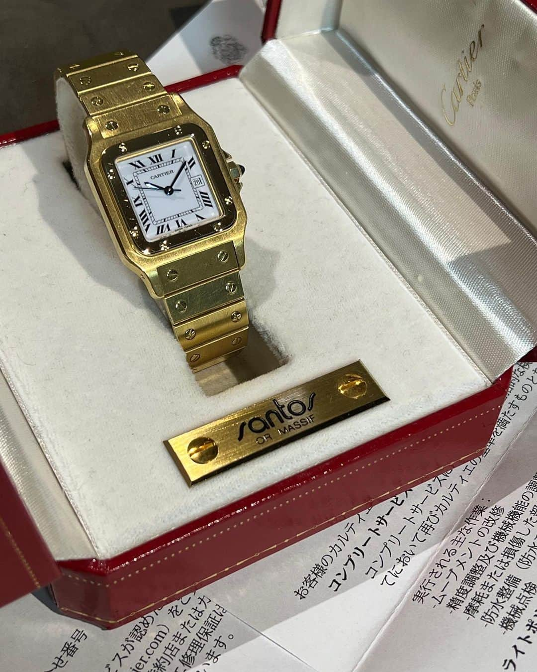 ken_navyさんのインスタグラム写真 - (ken_navyInstagram)「🇫🇷時計納品🇫🇷  Cartier Santos Galbee LM 1978年製造モデル  今回縁があり納品しました🍾🇫🇷  現行モデルのサントスも素敵で狙っていましたが着けると厚みがあり僕の腕に似合わず今回サントスガルべを着けた際、今まで出会った時計の中でも最も着け心地が良く即断で購入❣️  ジュエリーブランドではありますが、メンズウォッチを語るにはまずサントスから。  世界で初めて発売されたメンズウォッチがカルティエ・サントス  その中でもカルティエウォッチの名を一躍有名にしたモデルです。  薄くて着け心地が良くLMながら小ぶりなサイズ感がYGでも品のある時計です  しかも製造年が1978年、、、  これ何の年かわかりますか？😌  矢田さんの生まれ年、、、  流石にやりすぎ、、、🥹  @watch_republic_osaka  @watchrepublic_vintage  @hii_roo_jp  有難うございました🤤🔥  #カルティエサントス #カルティエサントスガルベ  #ヤダティエヤダトスヤダべ #矢田ティエ亜希トスガル子」11月14日 21時50分 - ken_navy