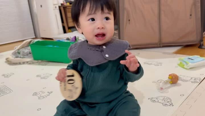 のインスタグラム：「#10monthsoldbaby  10ヶ月おめでとう。 ピッタリ10ヶ月の日に健診に行ってきたよ。 １ヶ月お腹壊してたのが影響したのか、成長曲線下の方だった〜🥹🥹でも、範囲内だから、先生は順調と言っていた。 そりゃそうだよね、範囲内だからね。 離乳食も再開してからめちゃめちゃ量食べるし、起きている時はほぼつかまり立ちか、徘徊していてとても元気。 ゆっくり大きくなろうね、ゆっくりでいいよ〜。   #9ヶ月10ヶ月健診  #男の子ママ #BOYSママ #Anniversary #mytreasure」