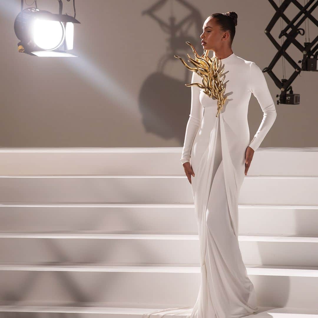 ステファンローランのインスタグラム：「@paolalct wearing the long white jersey dress with shoulder sculpture in gold leather ramage   #stephanerolland #fw24 #hautecouture」
